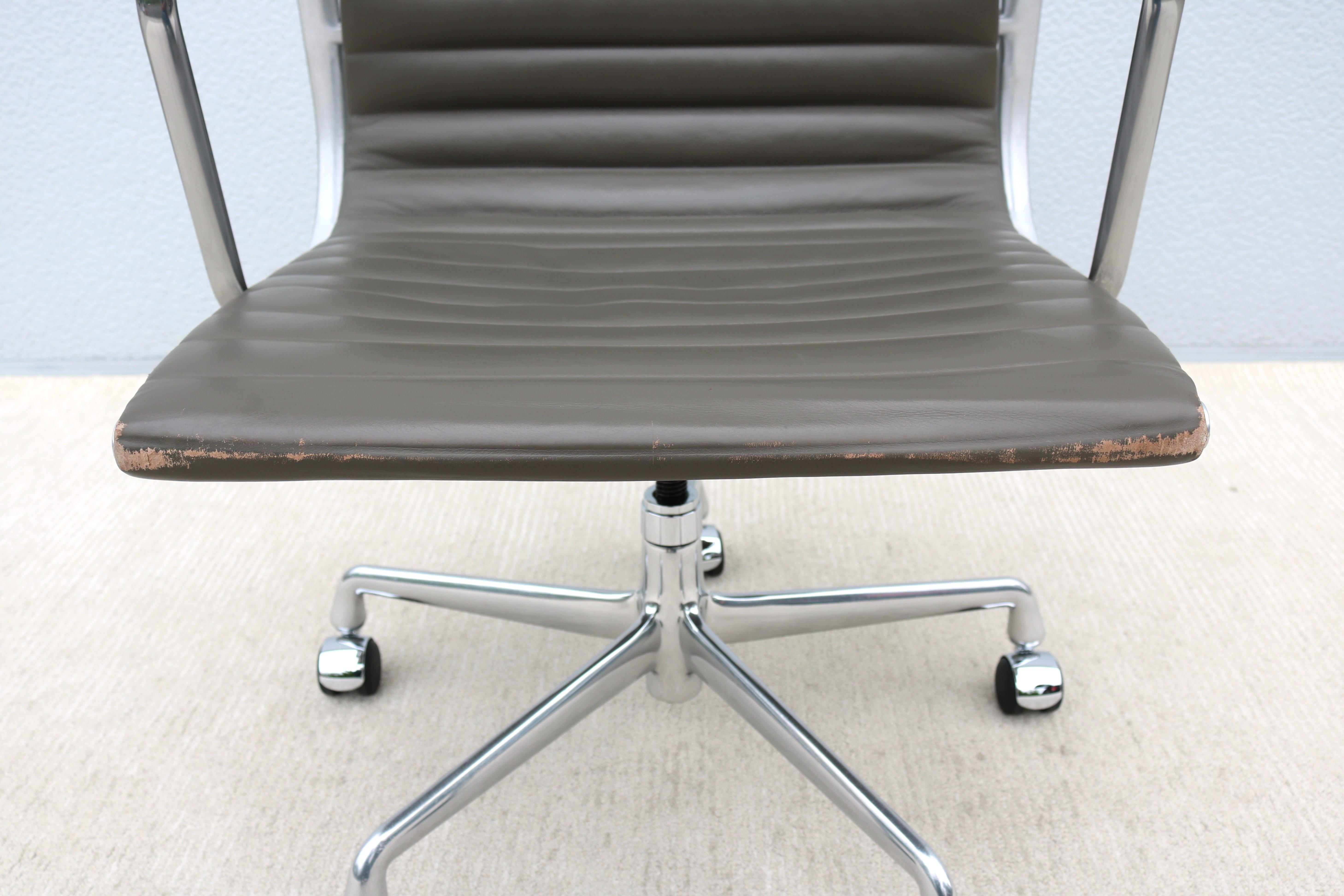 Mid-Century Modern Herman Miller Eames Aluminum Group Charcoal Management Chair For Sale 7