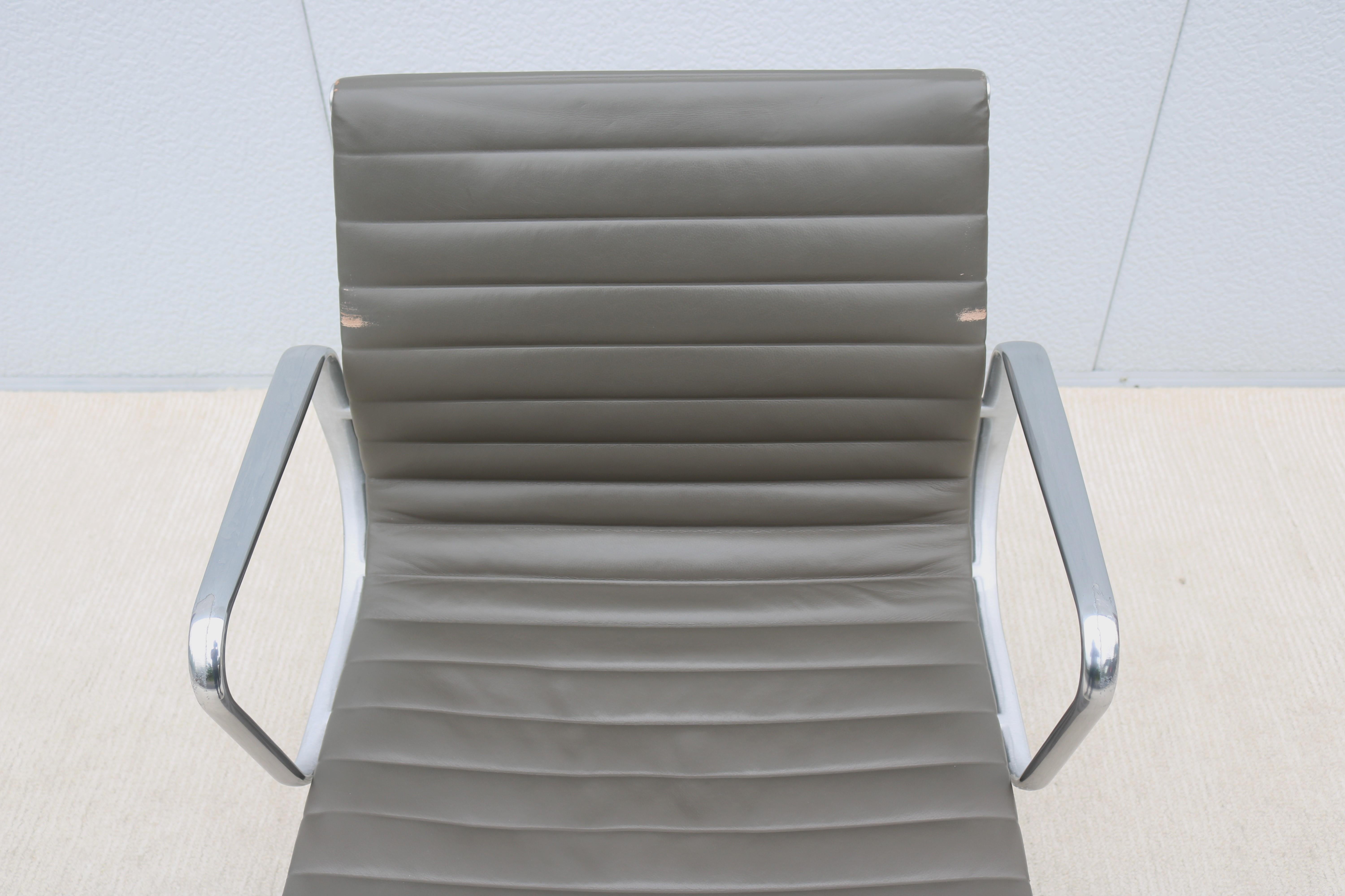 Mid-Century Modern Herman Miller Eames Aluminum Group Charcoal Management Chair For Sale 8