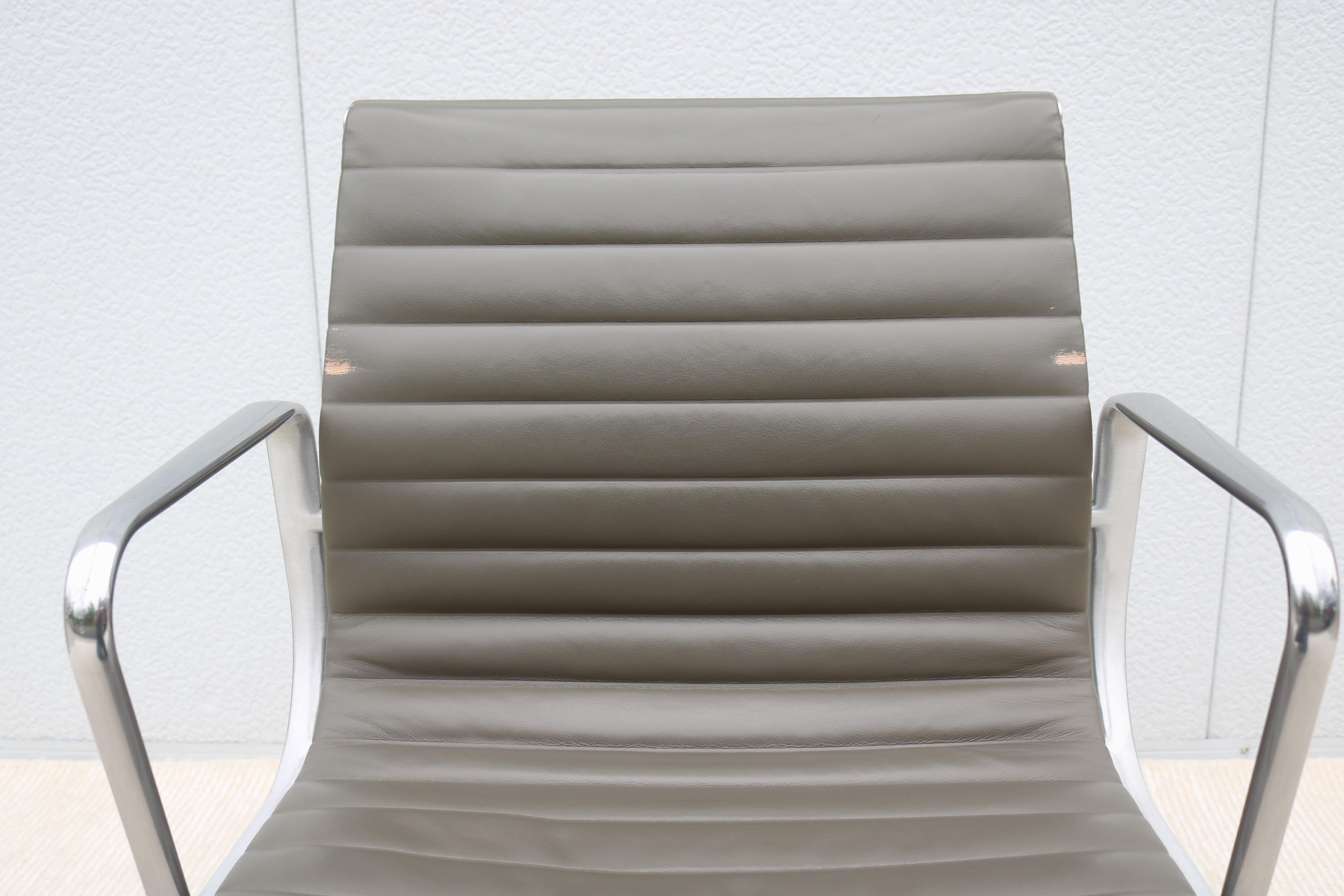 Mid-Century Modern Herman Miller Eames Aluminum Group Charcoal Management Chair For Sale 9