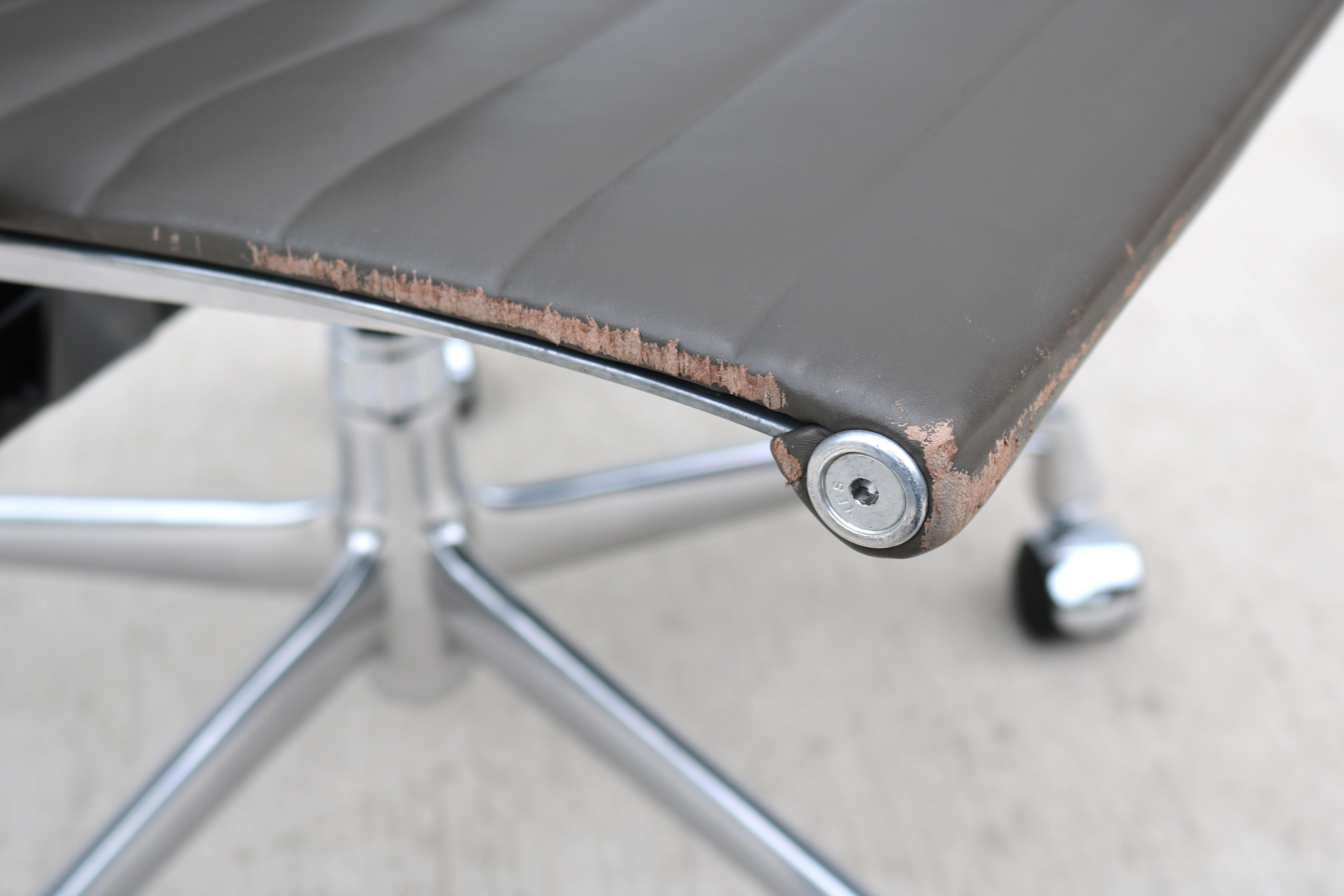 Mid-Century Modern Herman Miller Eames Aluminum Group Charcoal Management Chair For Sale 10