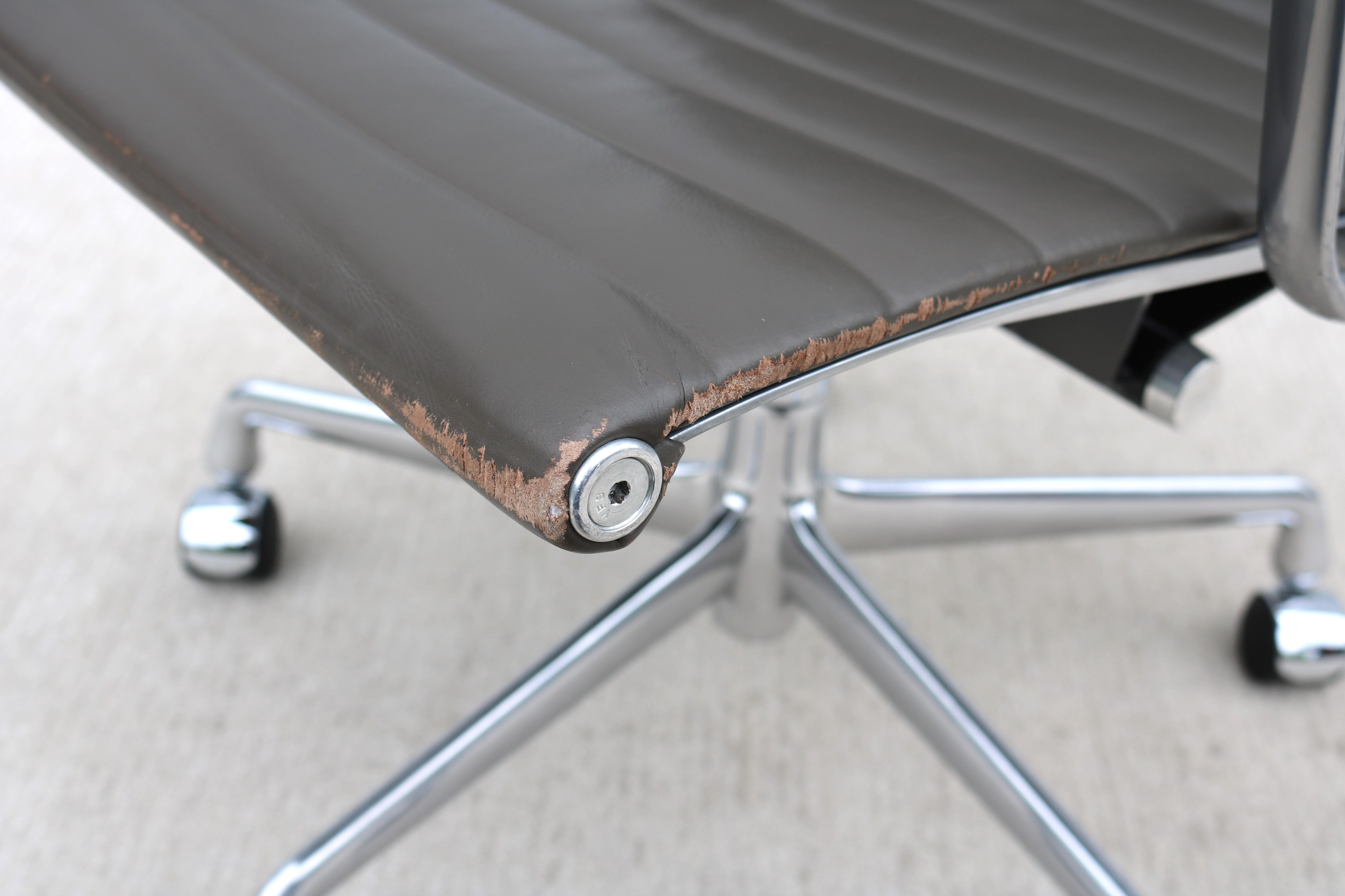 Mid-Century Modern Herman Miller Eames Aluminum Group Charcoal Management Chair For Sale 11