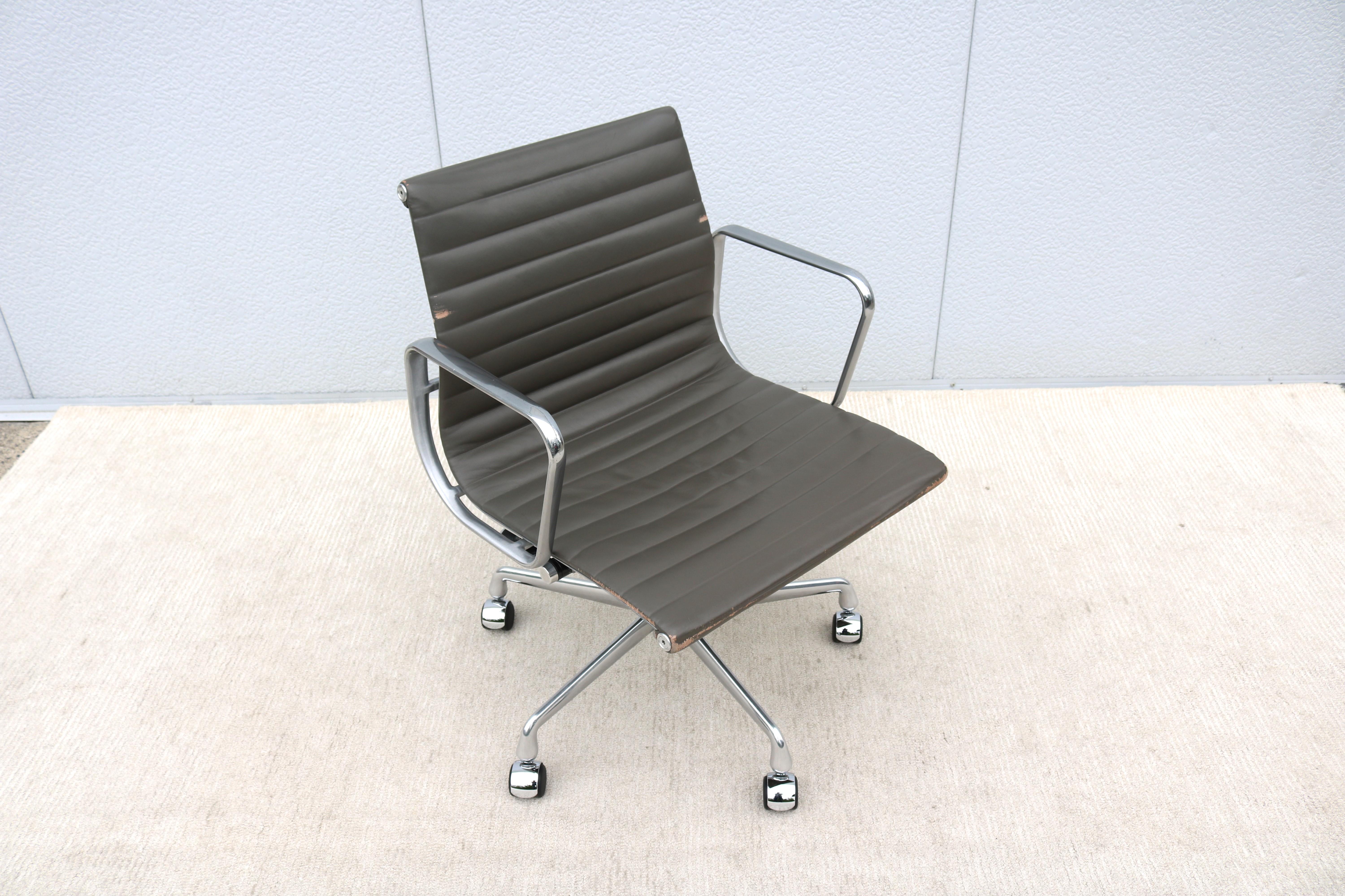 Stunning authentic mid-century modern Eames aluminum group management chair.
A timeless design classic and contemporary with Innovative comfort features.
One of Herman Miller most popular chairs was designed in 1958 by Charles and Ray