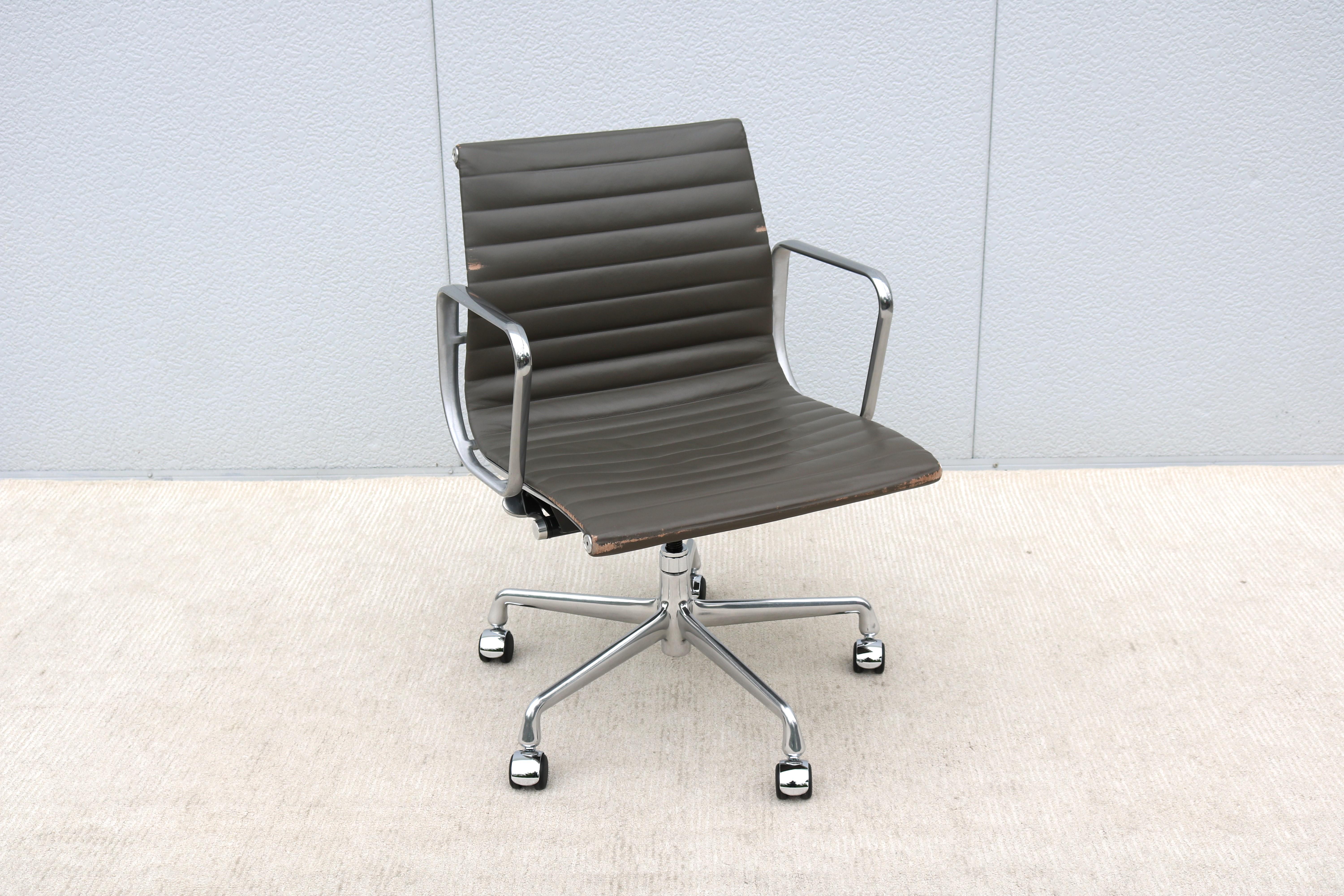 American Mid-Century Modern Herman Miller Eames Aluminum Group Charcoal Management Chair For Sale