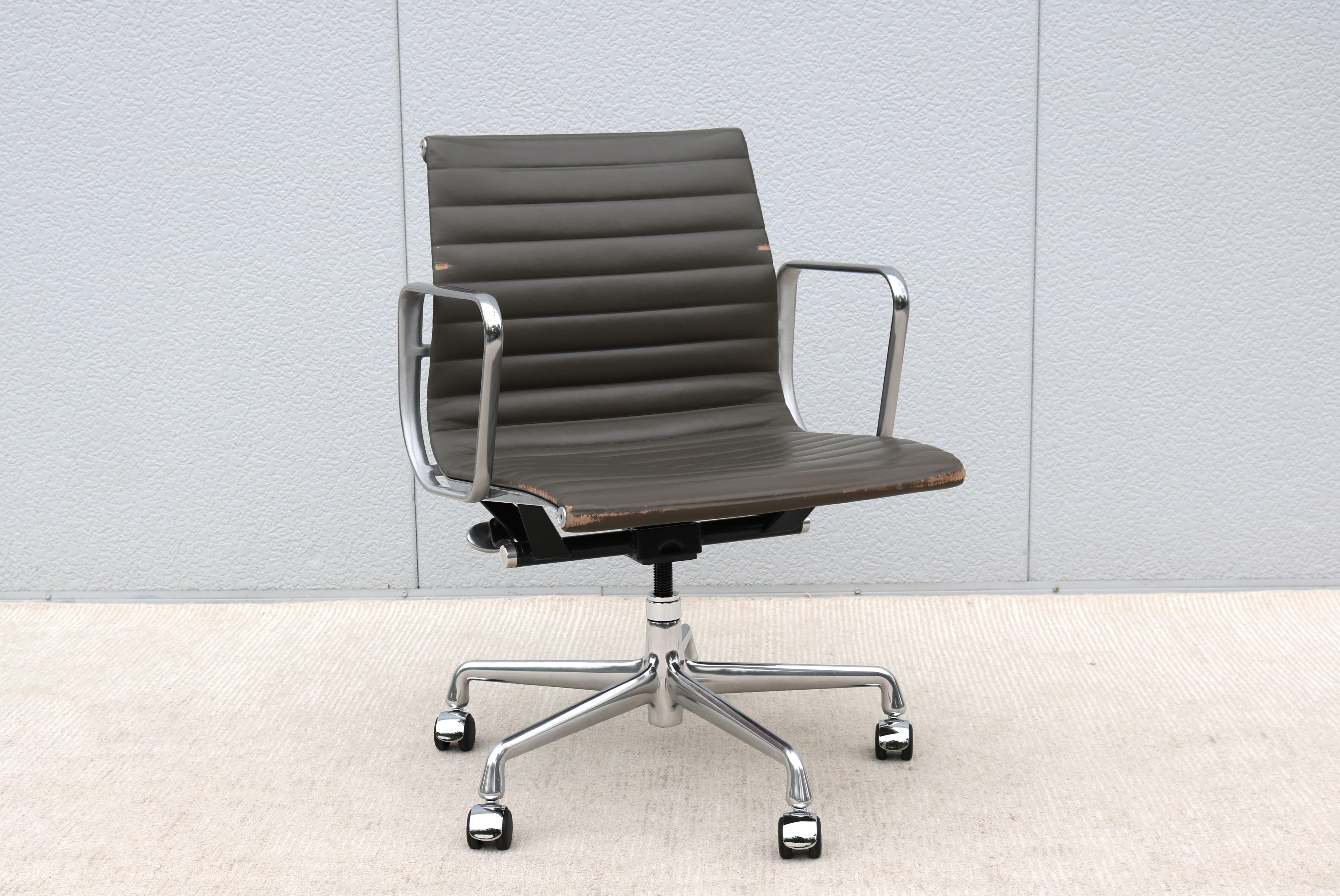 Polished Mid-Century Modern Herman Miller Eames Aluminum Group Charcoal Management Chair For Sale
