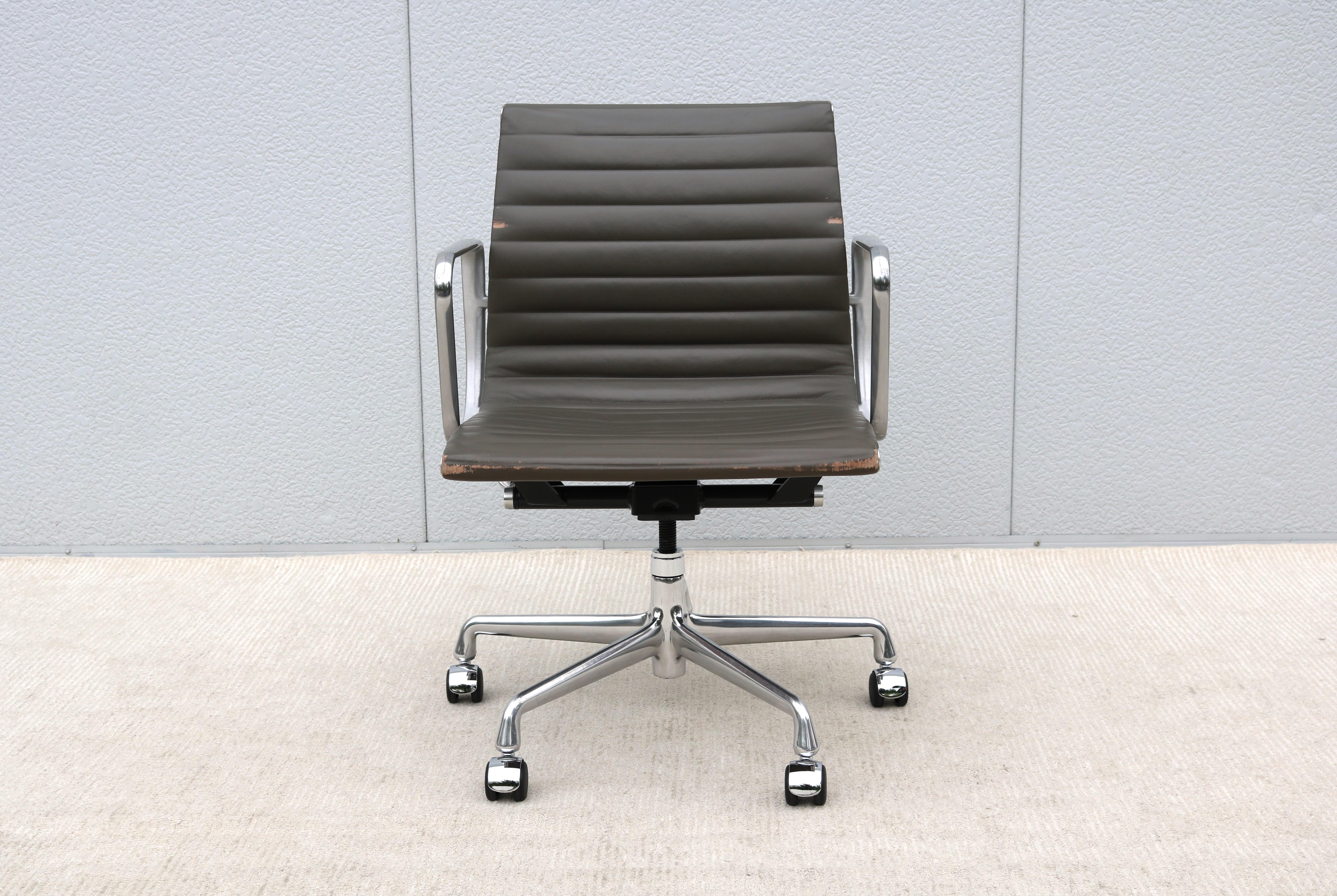 Mid-Century Modern Herman Miller Eames Aluminum Group Charcoal Management Chair In Good Condition For Sale In Secaucus, NJ