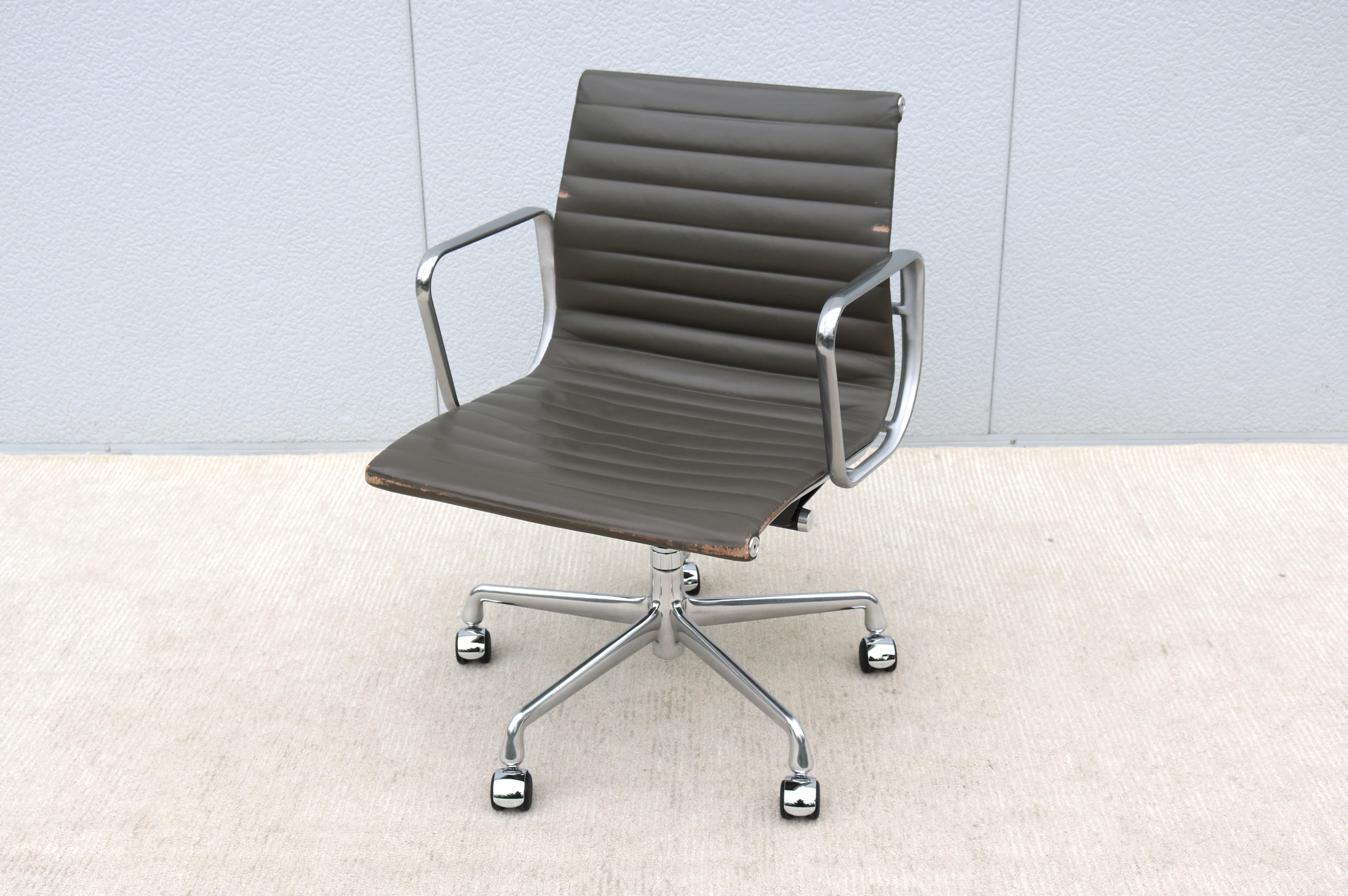 Contemporary Mid-Century Modern Herman Miller Eames Aluminum Group Charcoal Management Chair For Sale