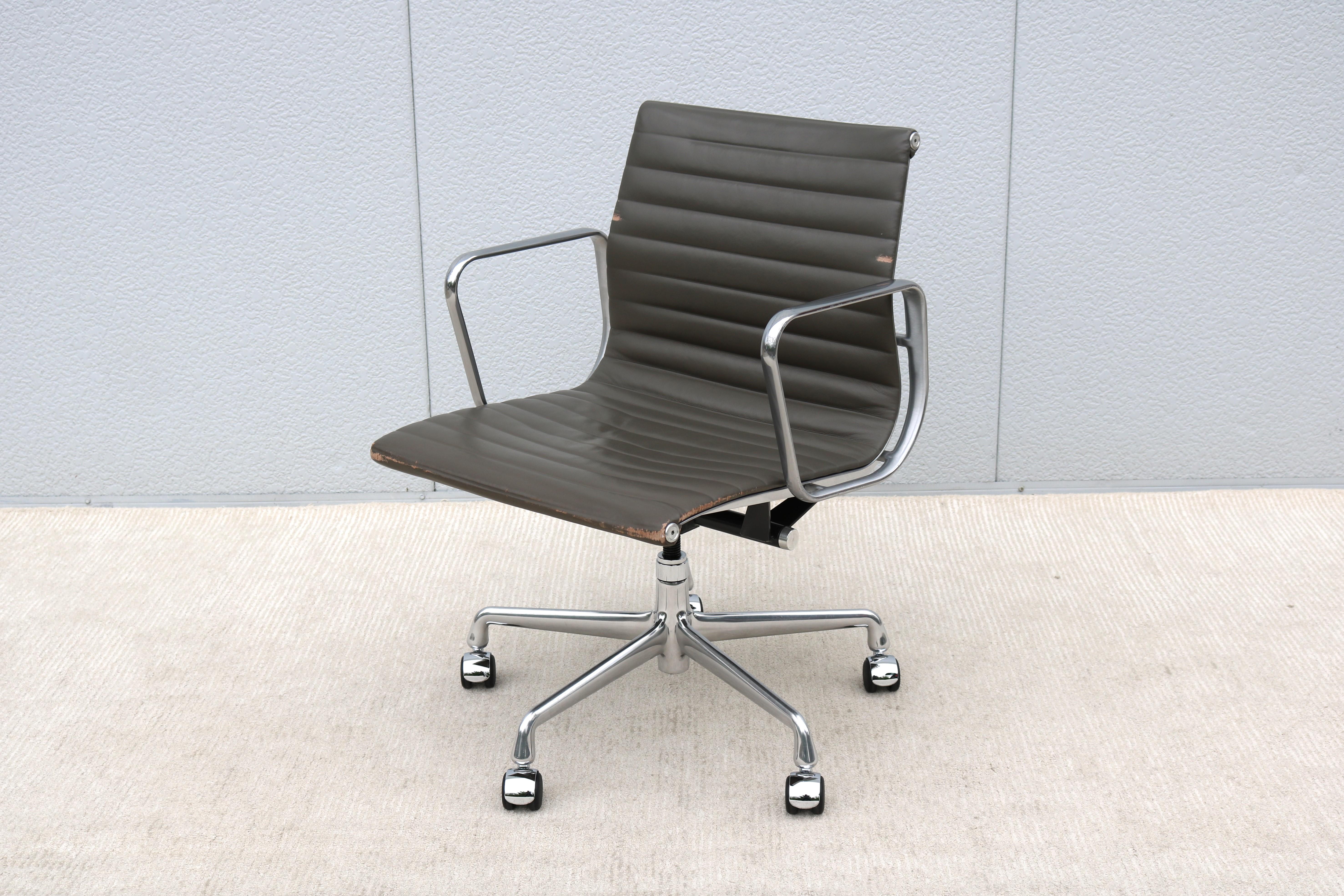 Mid-Century Modern Herman Miller Eames Aluminum Group Charcoal Management Chair For Sale 2