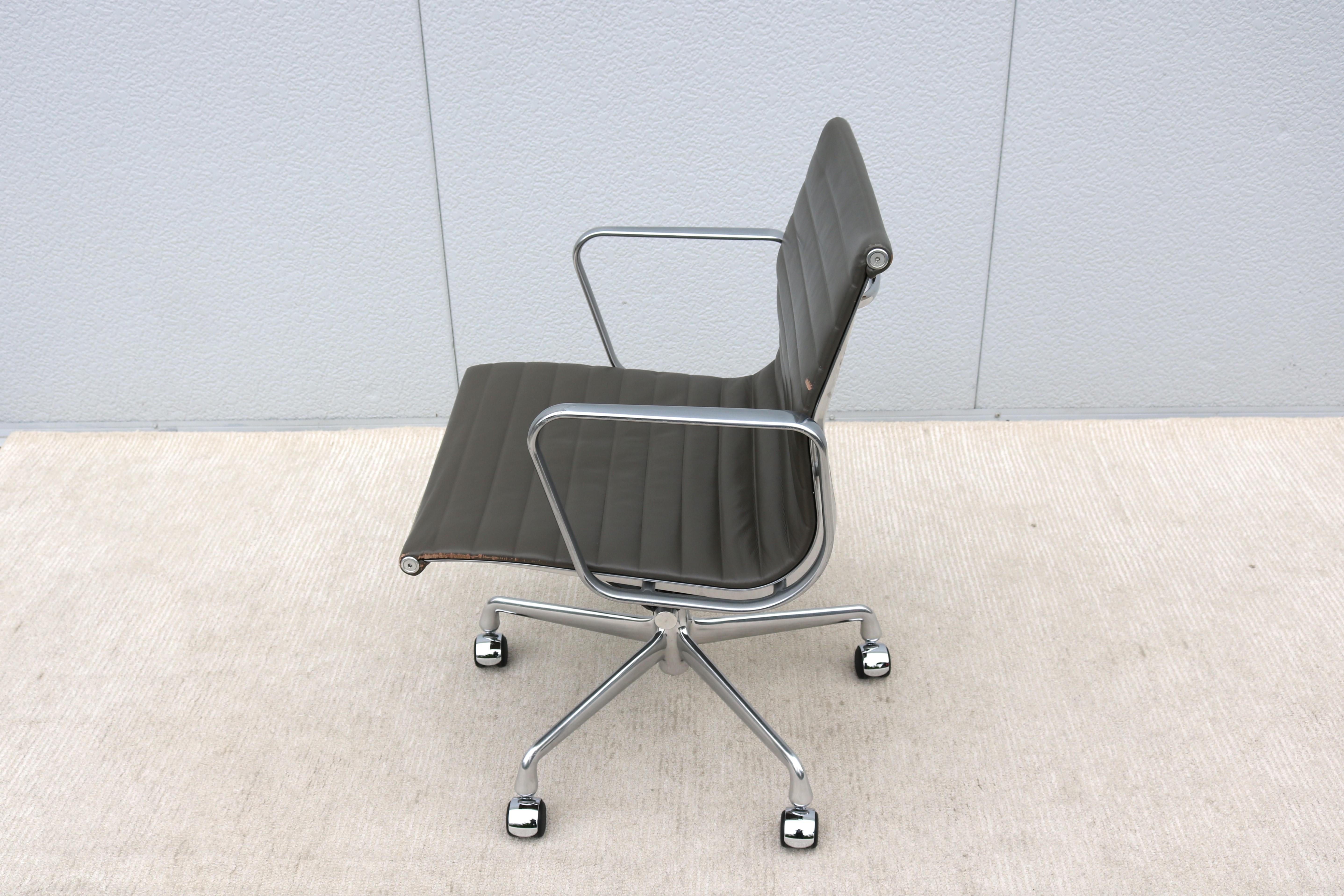 Mid-Century Modern Herman Miller Eames Aluminum Group Charcoal Management Chair For Sale 3