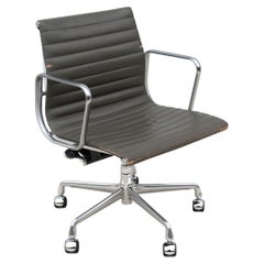 Moderner Herman Miller Eames- Management-Stuhl aus Aluminiumgruppe in Holzkohle, Mid-Century Modern