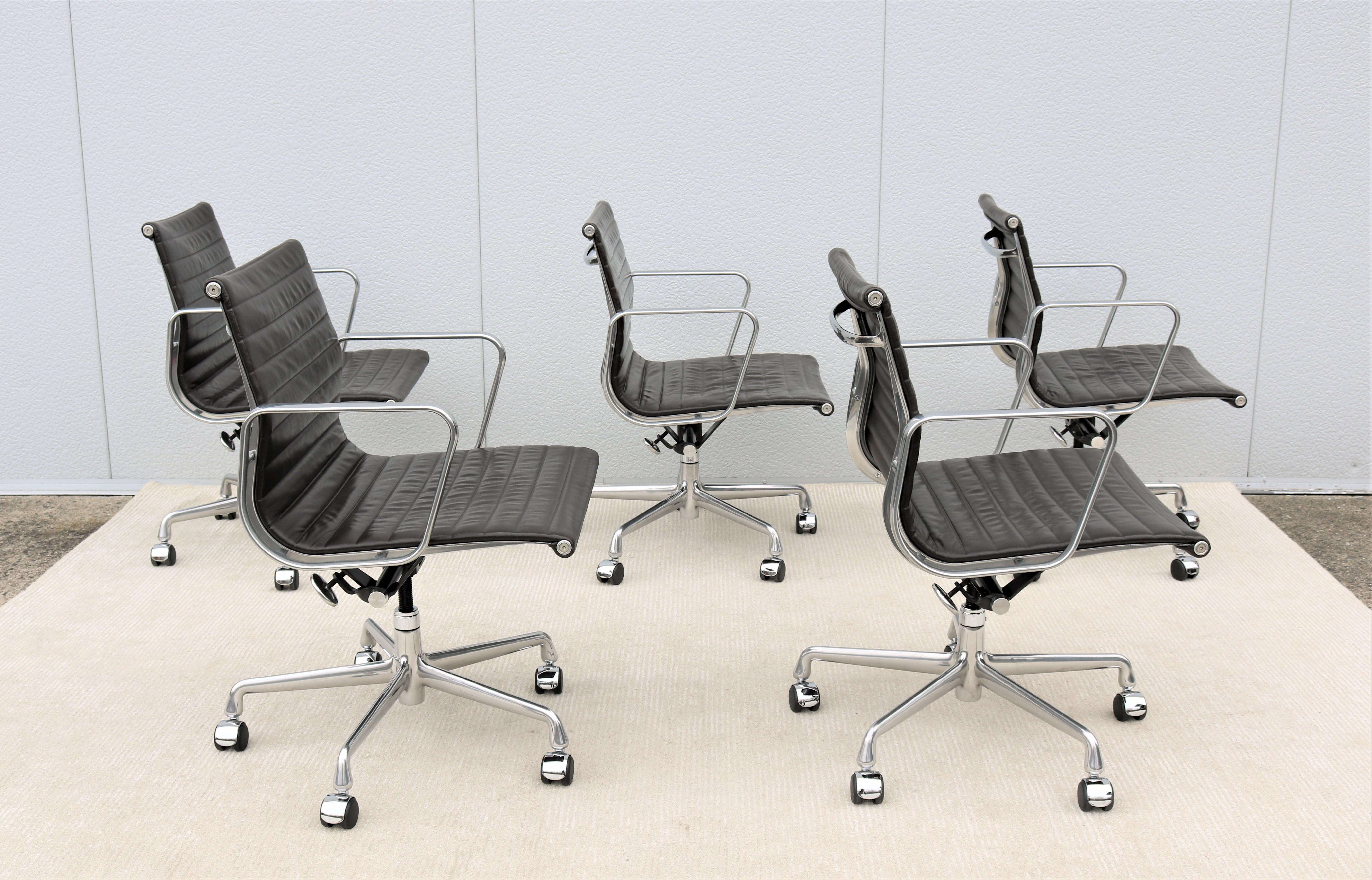 Chaise de direction en cuir du groupe Eames en aluminium Herman Miller moderne du milieu du siècle en vente 3