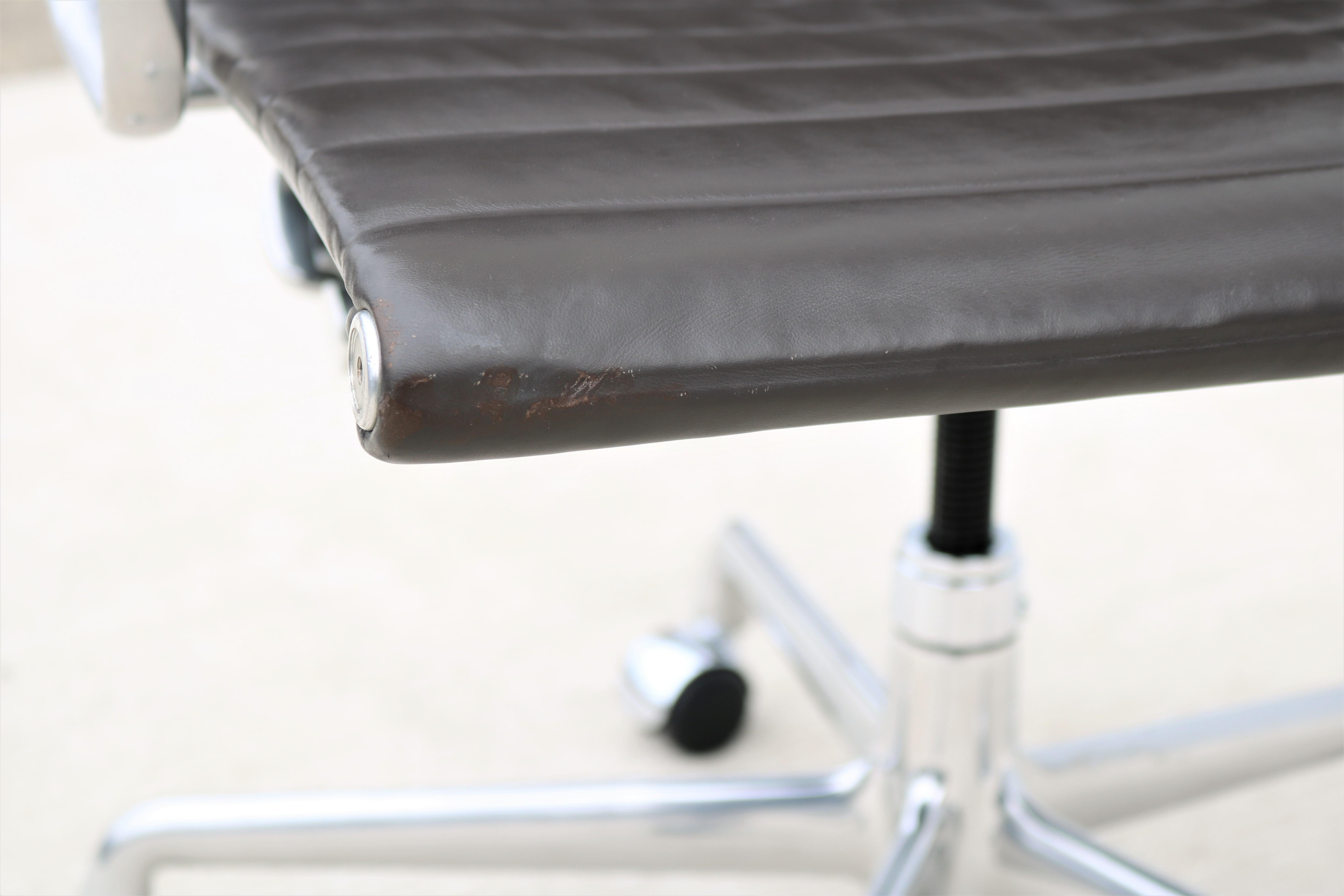 Mid-Century Modern Herman Miller Eames Aluminum Group Leather Management Chair For Sale 7