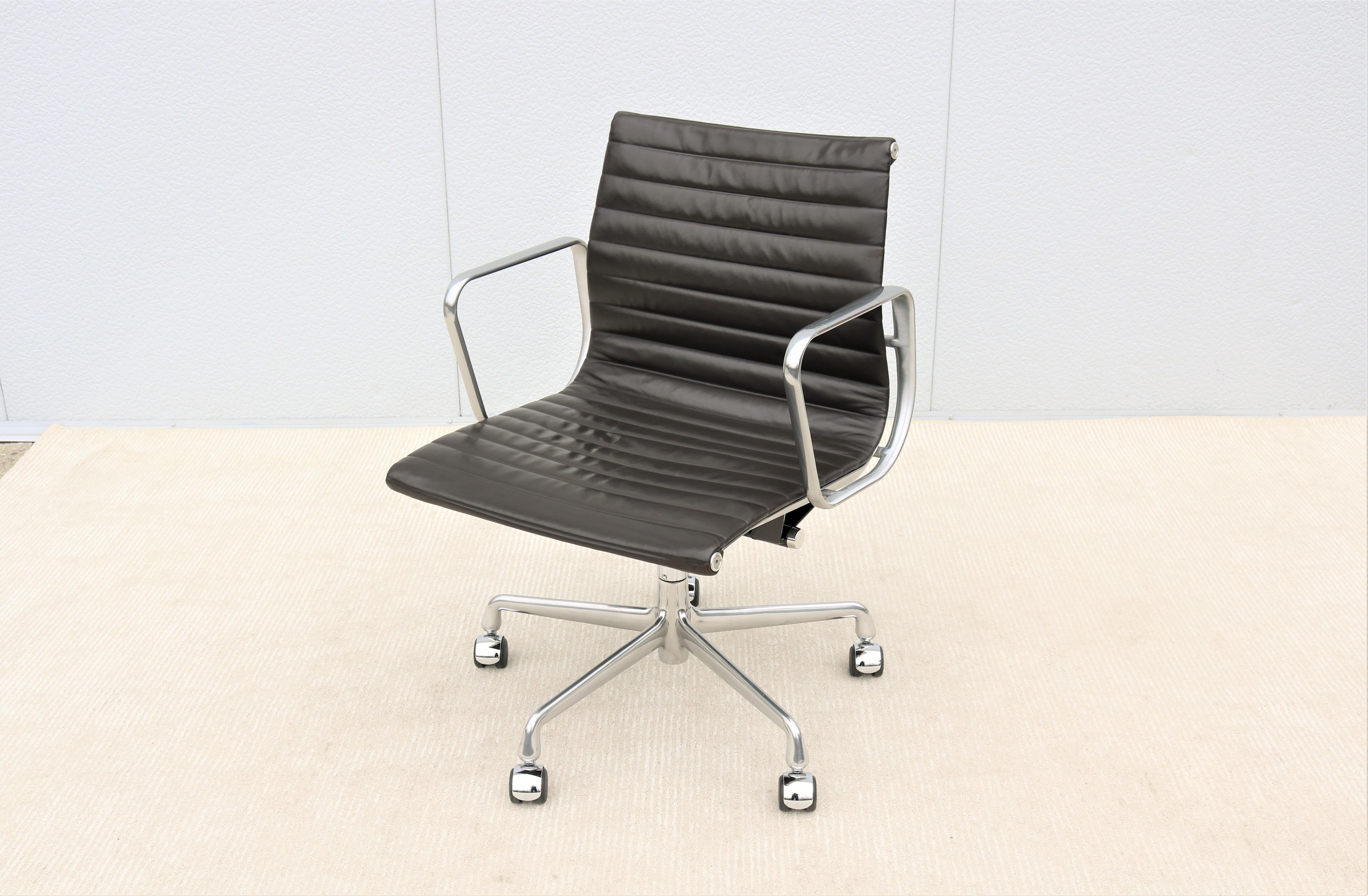 Stunning authentic Mid-Century Modern Eames aluminum group management chair.
A timeless design classic and contemporary with Innovative comfort features.
One of Herman Miller most popular chairs was designed in 1958 by Charles and Ray Eames.

Please