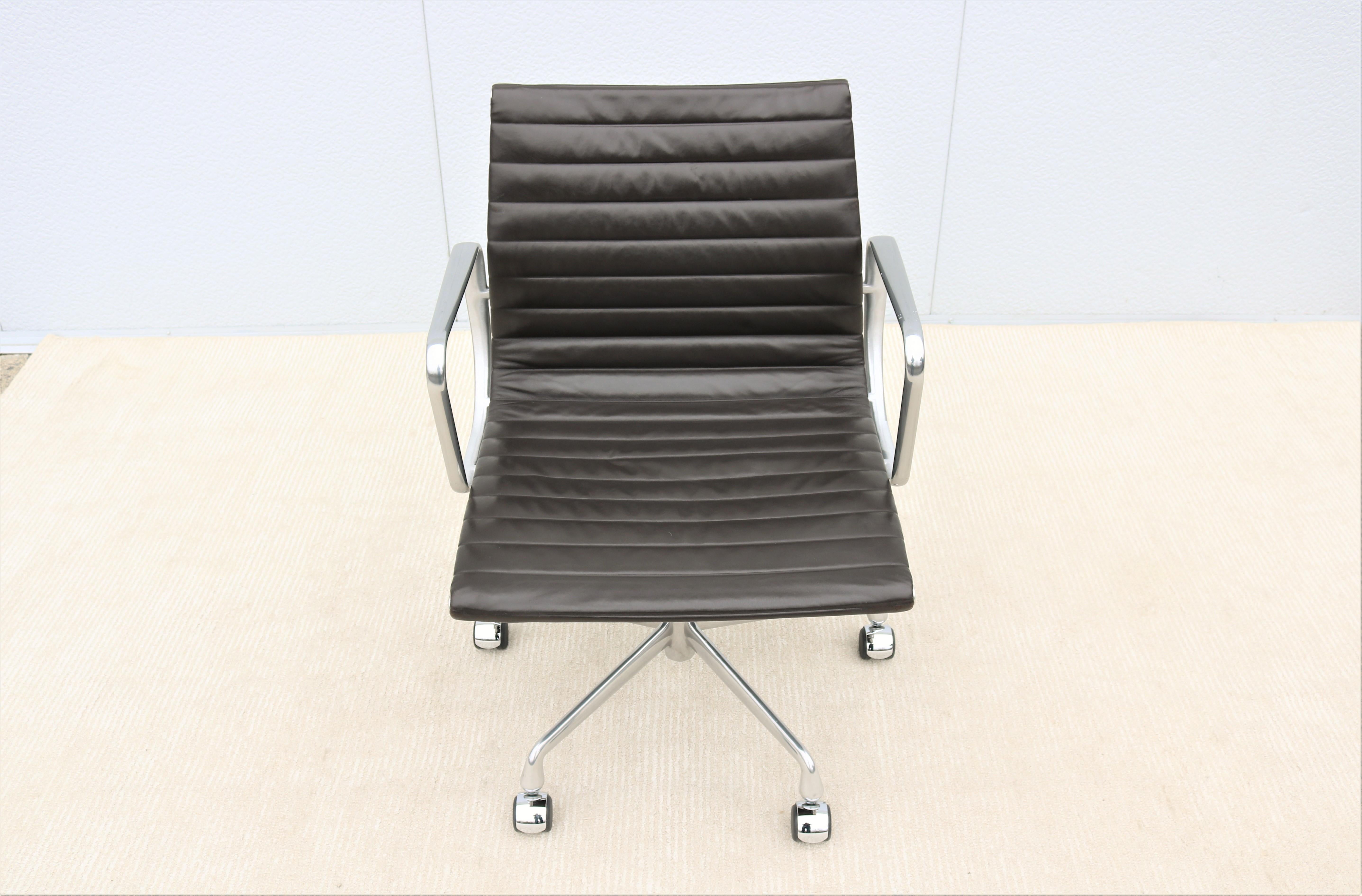 Mid-Century Modern Chaise de direction en cuir du groupe Eames en aluminium Herman Miller moderne du milieu du siècle en vente