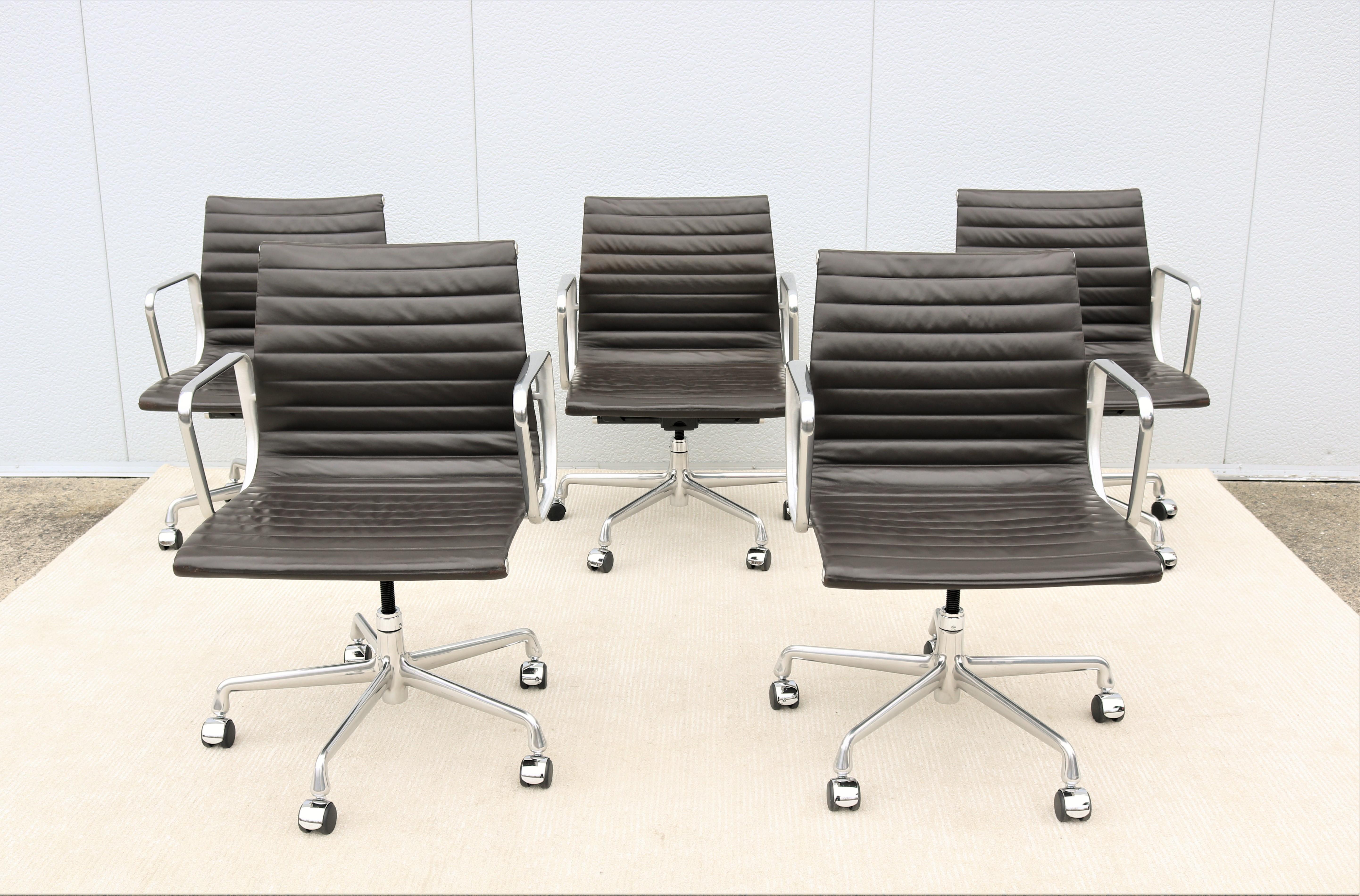 Américain Chaise de direction en cuir du groupe Eames en aluminium Herman Miller moderne du milieu du siècle en vente