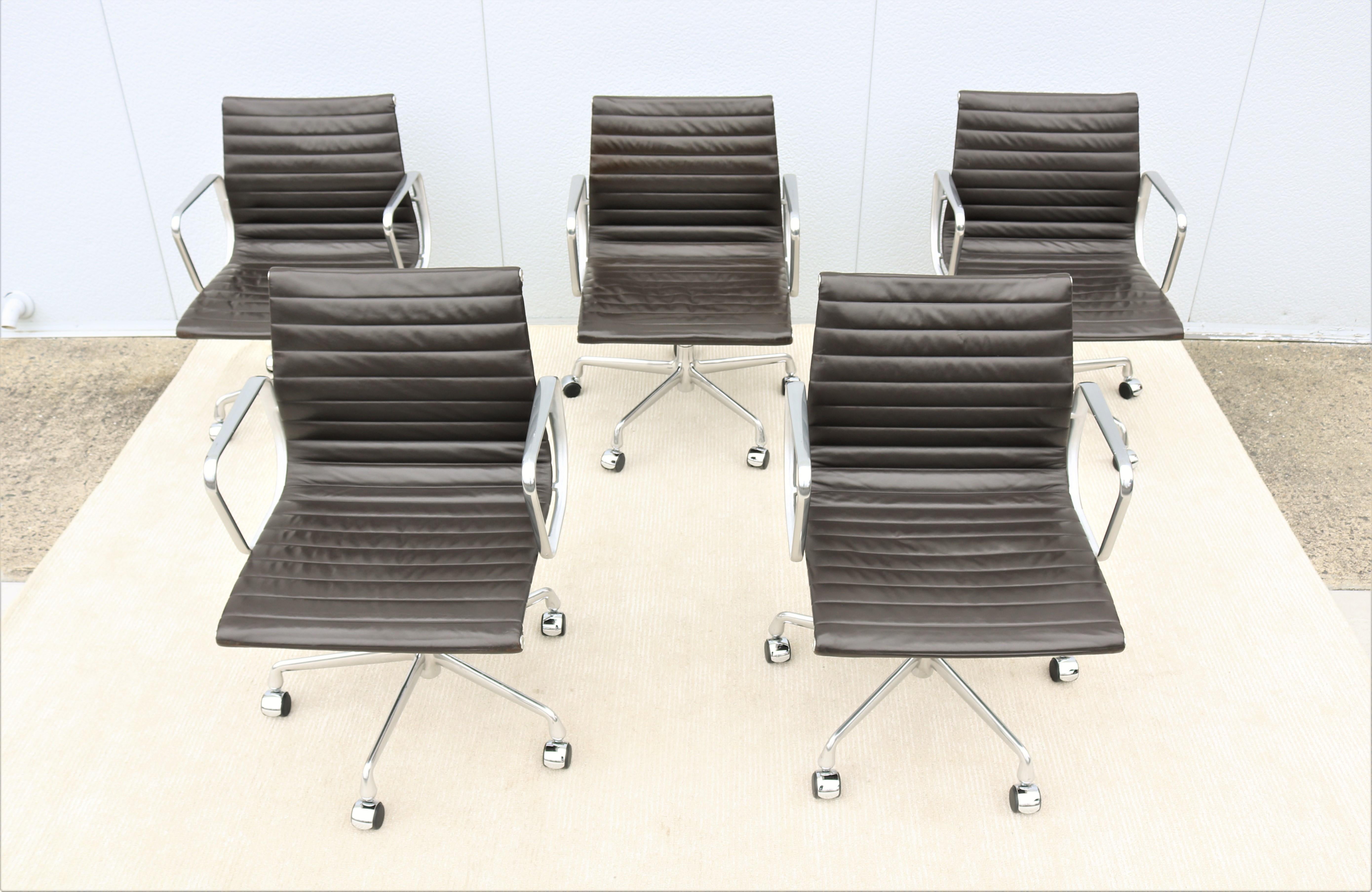 Poli Chaise de direction en cuir du groupe Eames en aluminium Herman Miller moderne du milieu du siècle en vente