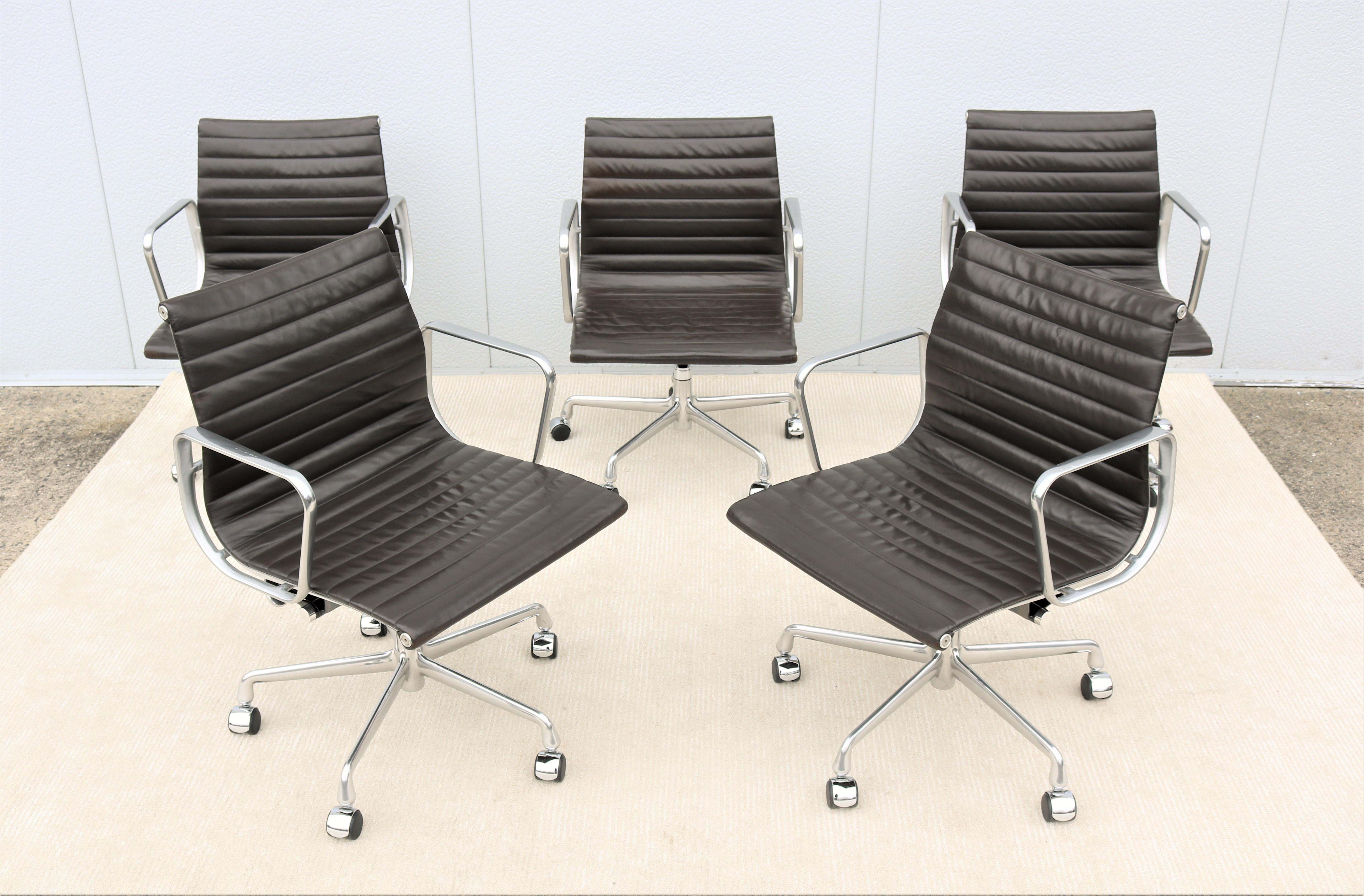 American Mid-Century Modern Herman Miller Eames Aluminum Group Leather Management Chair For Sale