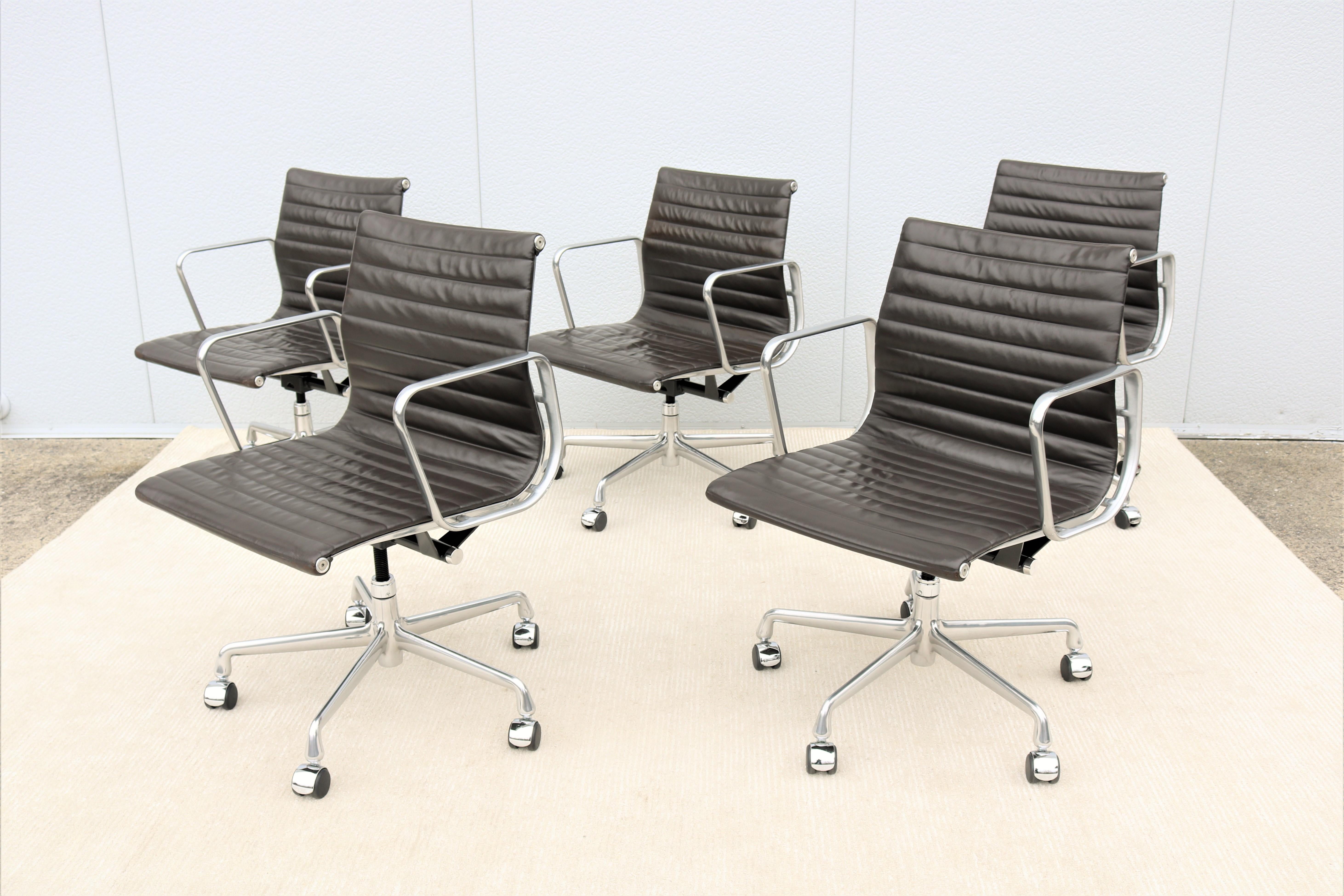 Aluminium Chaise de direction en cuir du groupe Eames en aluminium Herman Miller moderne du milieu du siècle en vente