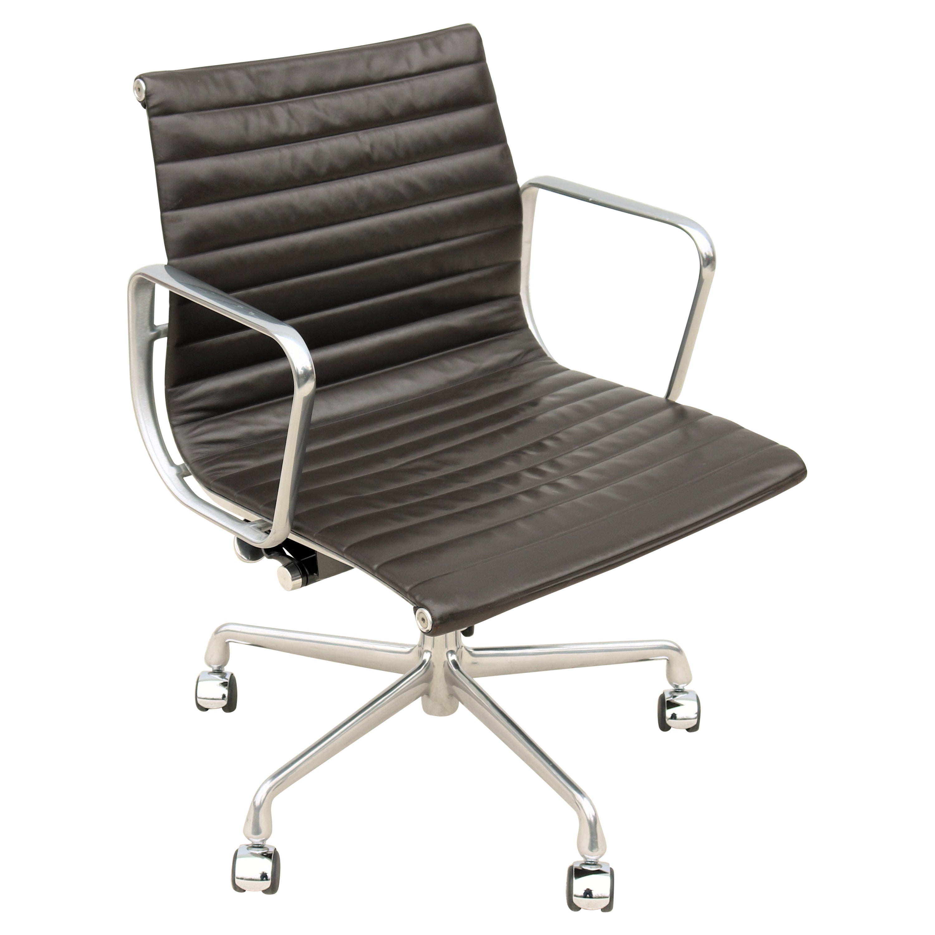Sedia direzionale in pelle del gruppo Herman Miller Eames in alluminio di metà secolo.