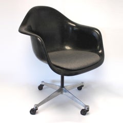 Mid-Century Modern Herman Miller Eames Schwarz Fiberglas Rolling Desk Chair