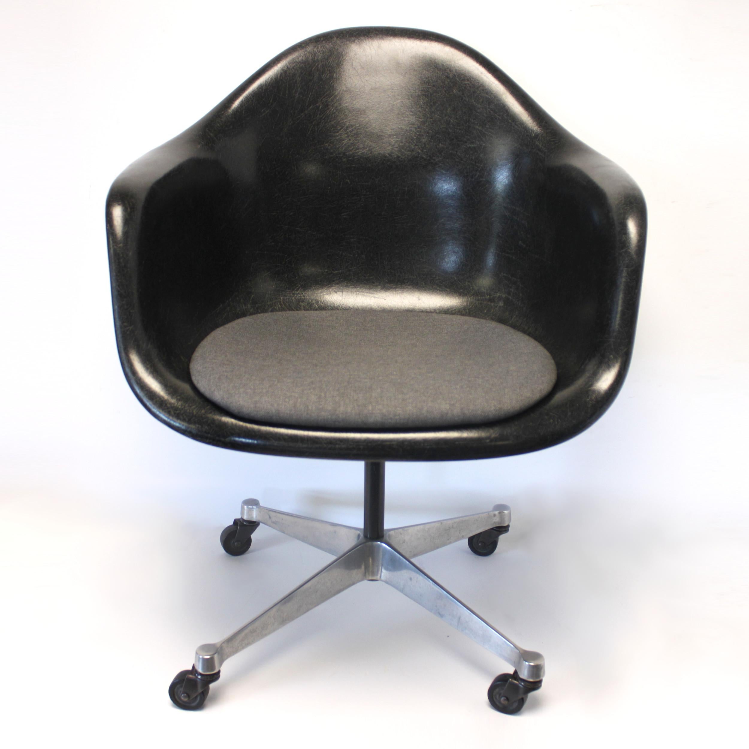 American Mid-Century Modern Herman Miller Eames Black Fiberglass Rolling Desk Chair