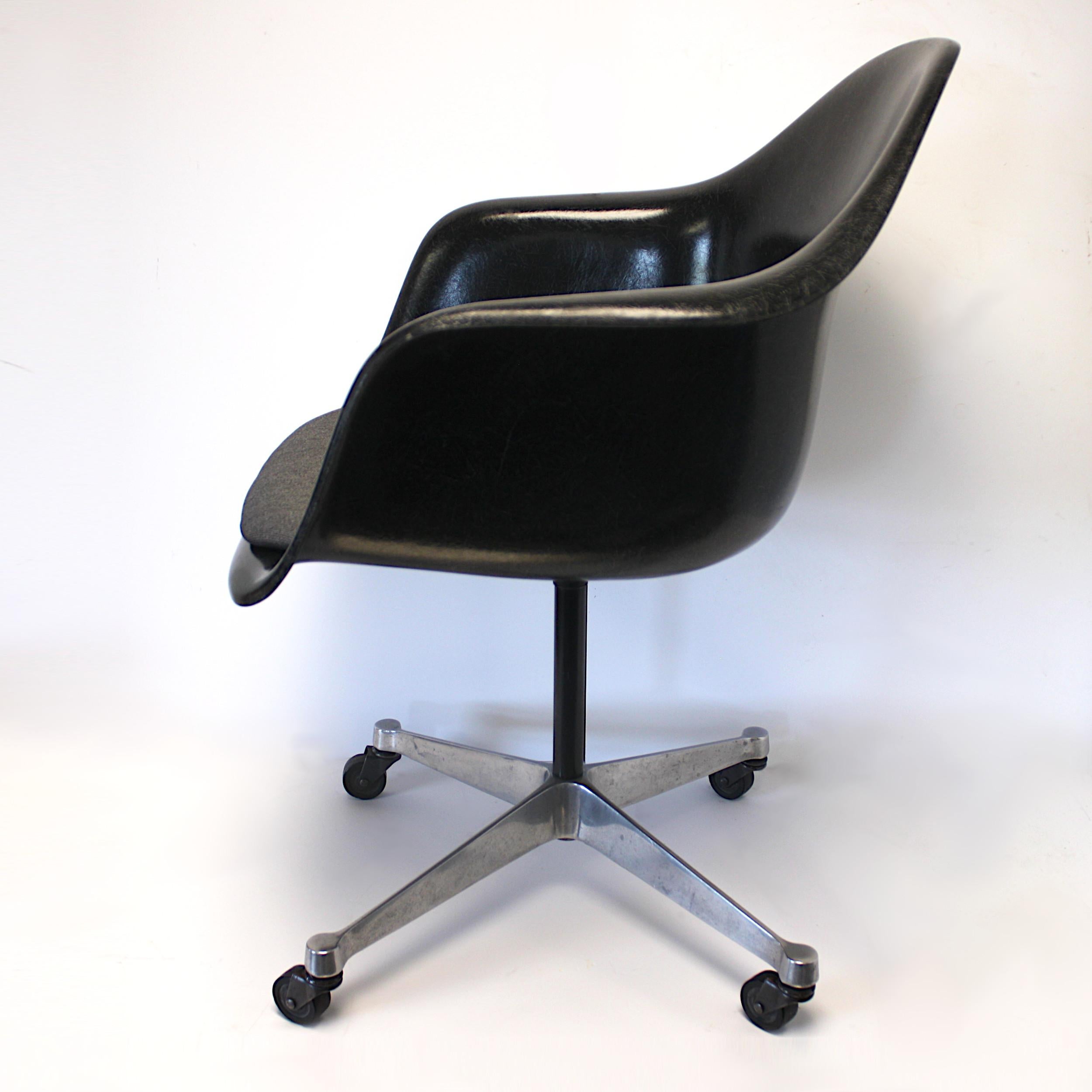 Molded Mid-Century Modern Herman Miller Eames Black Fiberglass Rolling Desk Chair