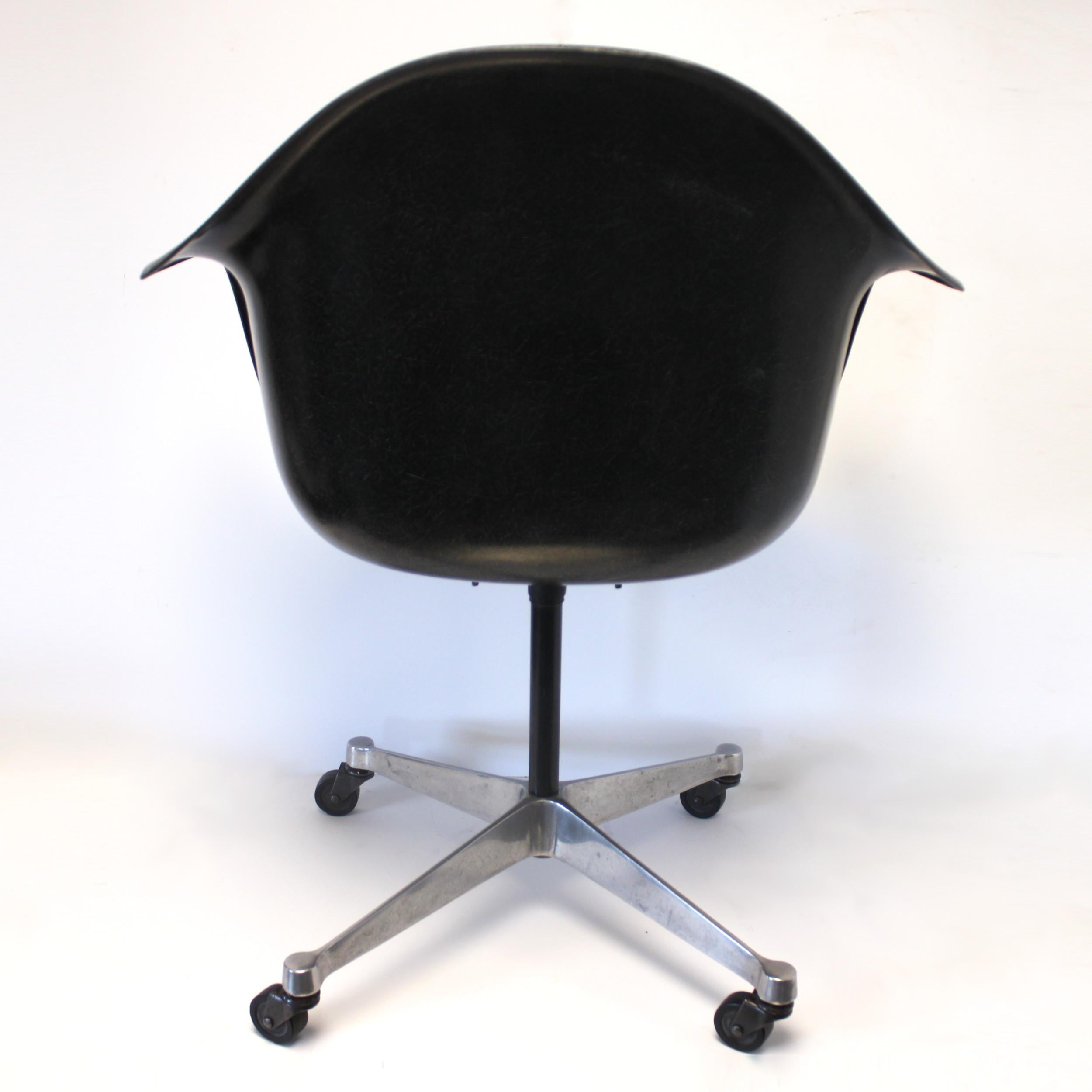 Mid-Century Modern Herman Miller Eames Black Fiberglass Rolling Desk Chair In Excellent Condition In Lafayette, IN