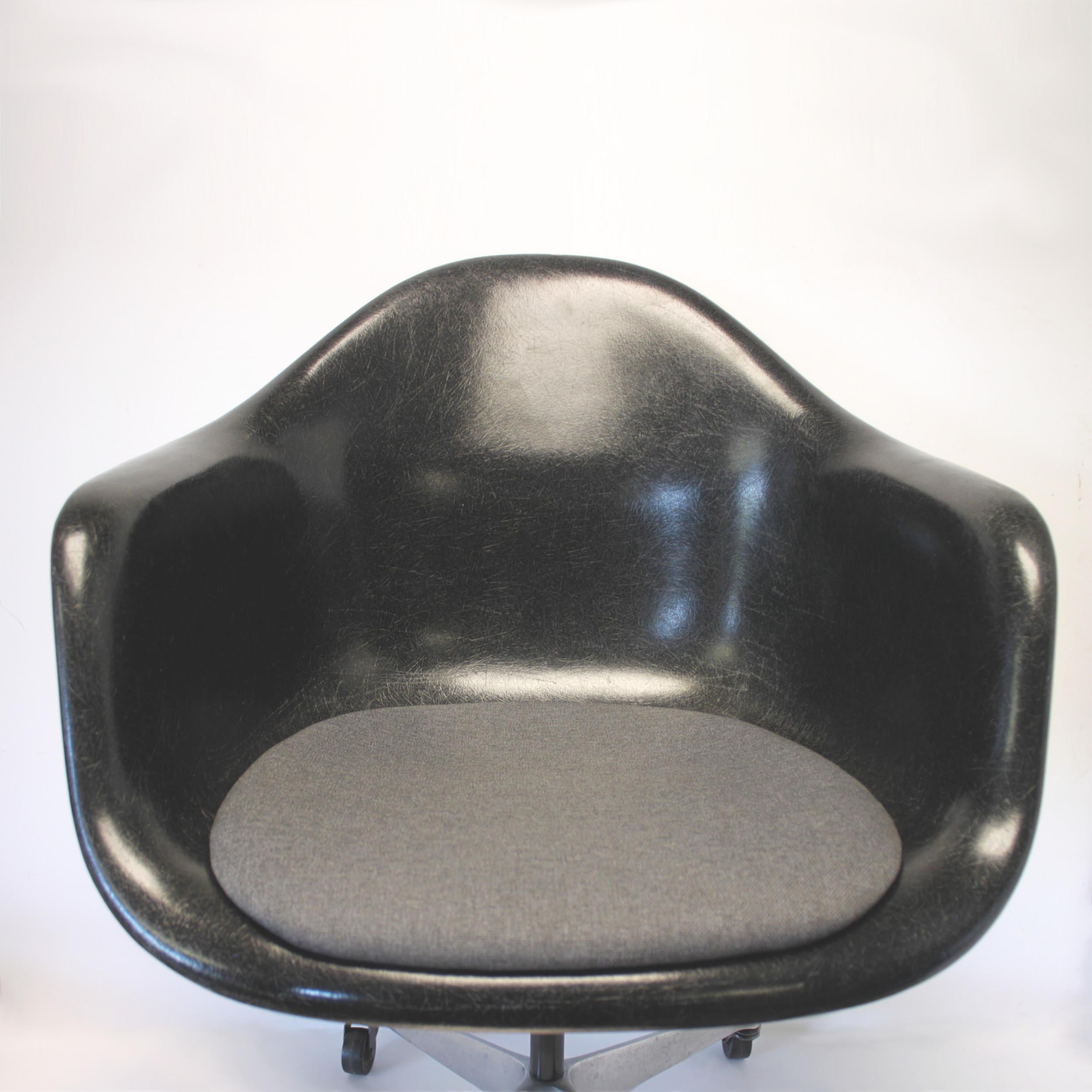 Late 20th Century Mid-Century Modern Herman Miller Eames Black Fiberglass Rolling Desk Chair