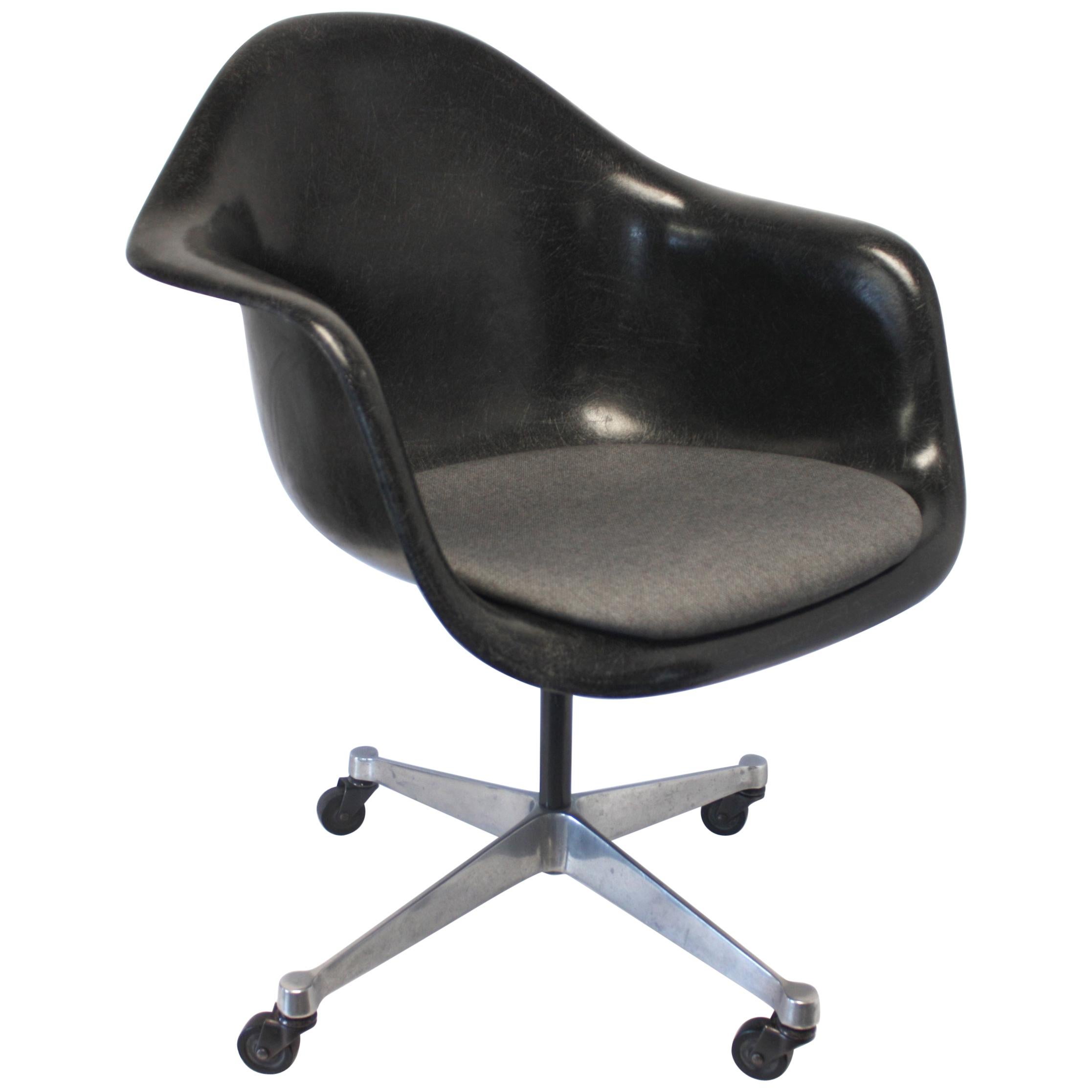 Mid-Century Modern Herman Miller Eames Black Fiberglass Rolling Desk Chair