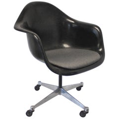 Mid-Century Modern Herman Miller Eames Schwarz Fiberglas Rolling Desk Chair