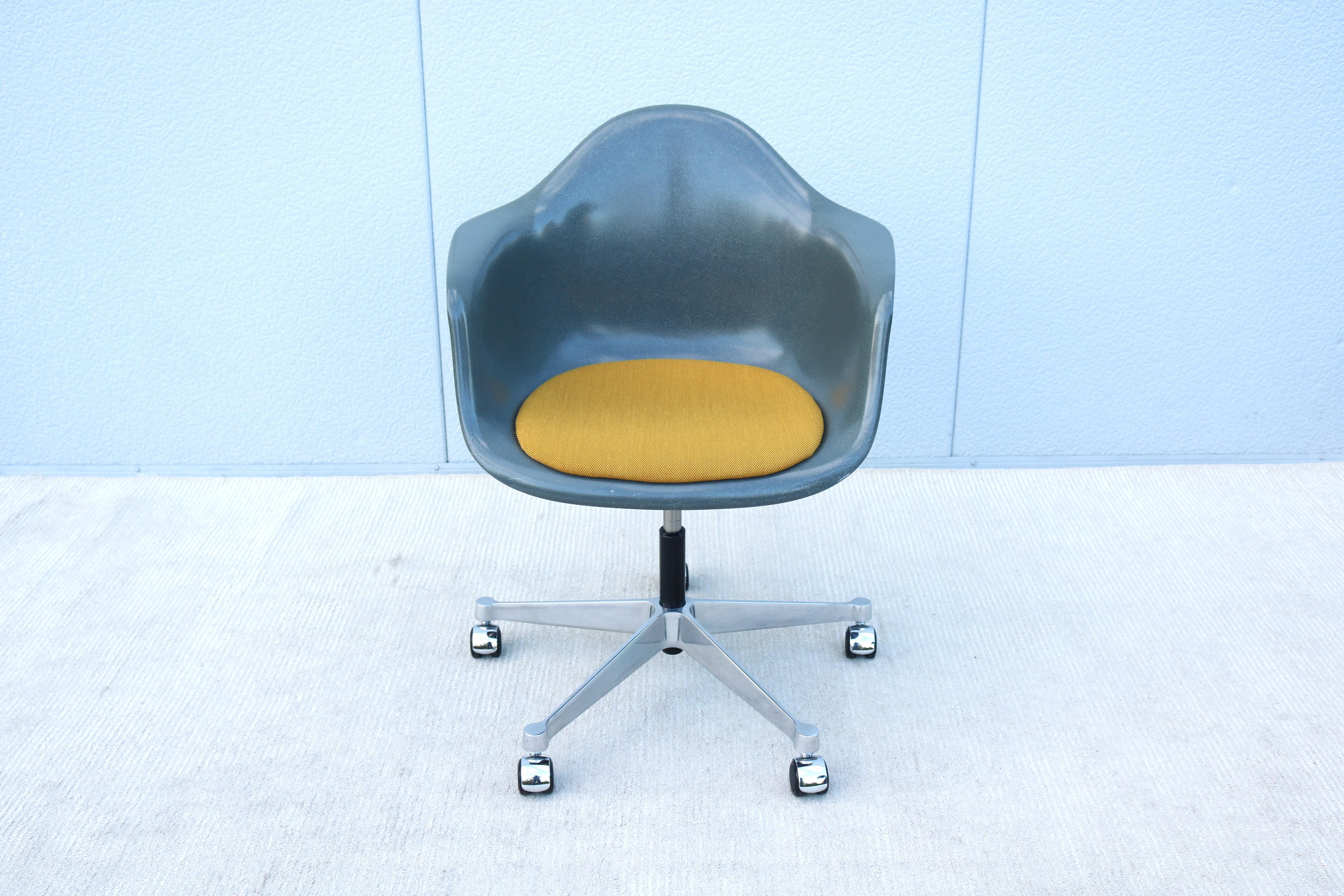 Mid-Century Modern Herman Miller Eames Molded Fiberglass Gray Desk Task Armchair 4