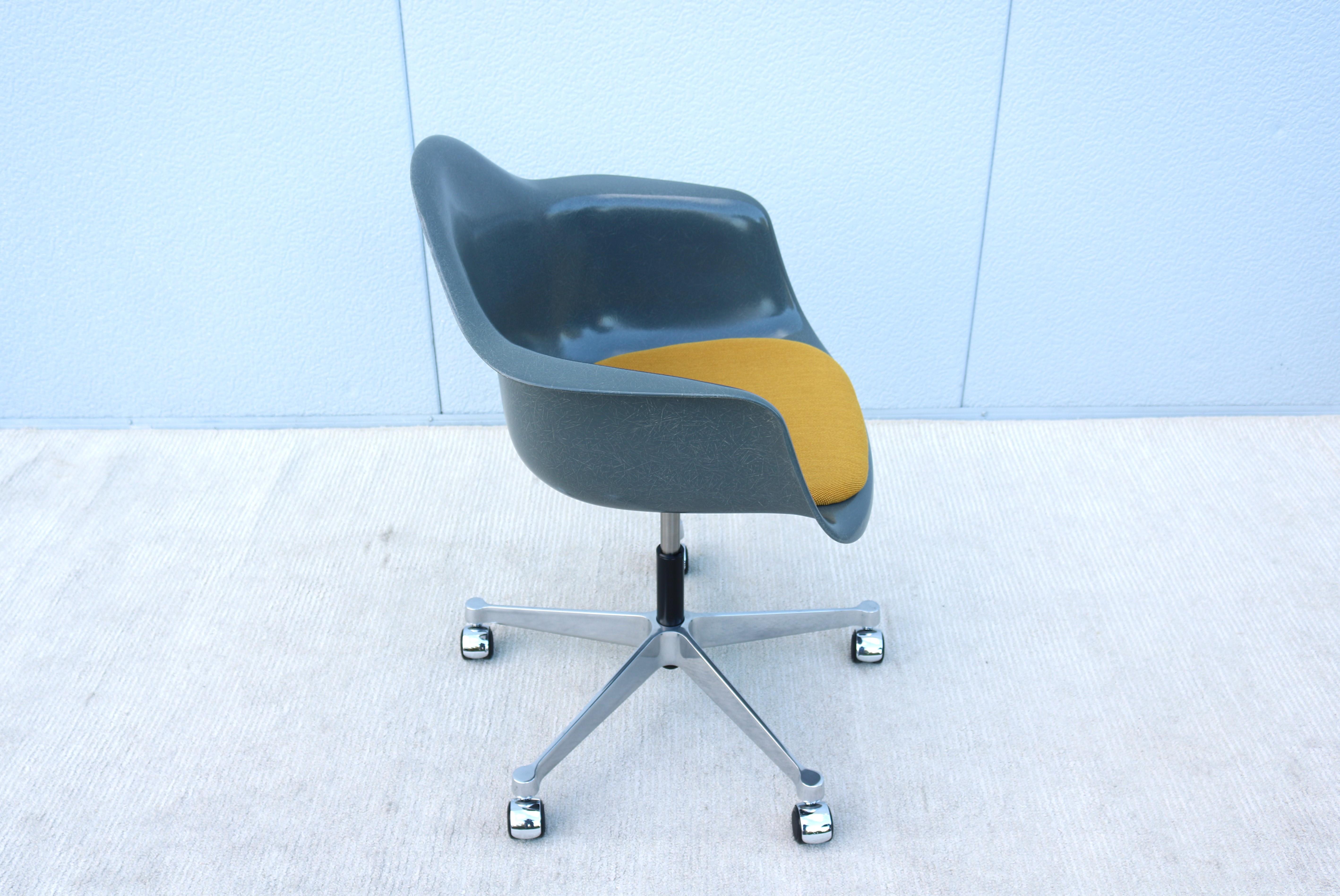 Mid-Century Modern Herman Miller Eames Molded Fiberglass Gray Desk Task Armchair 5