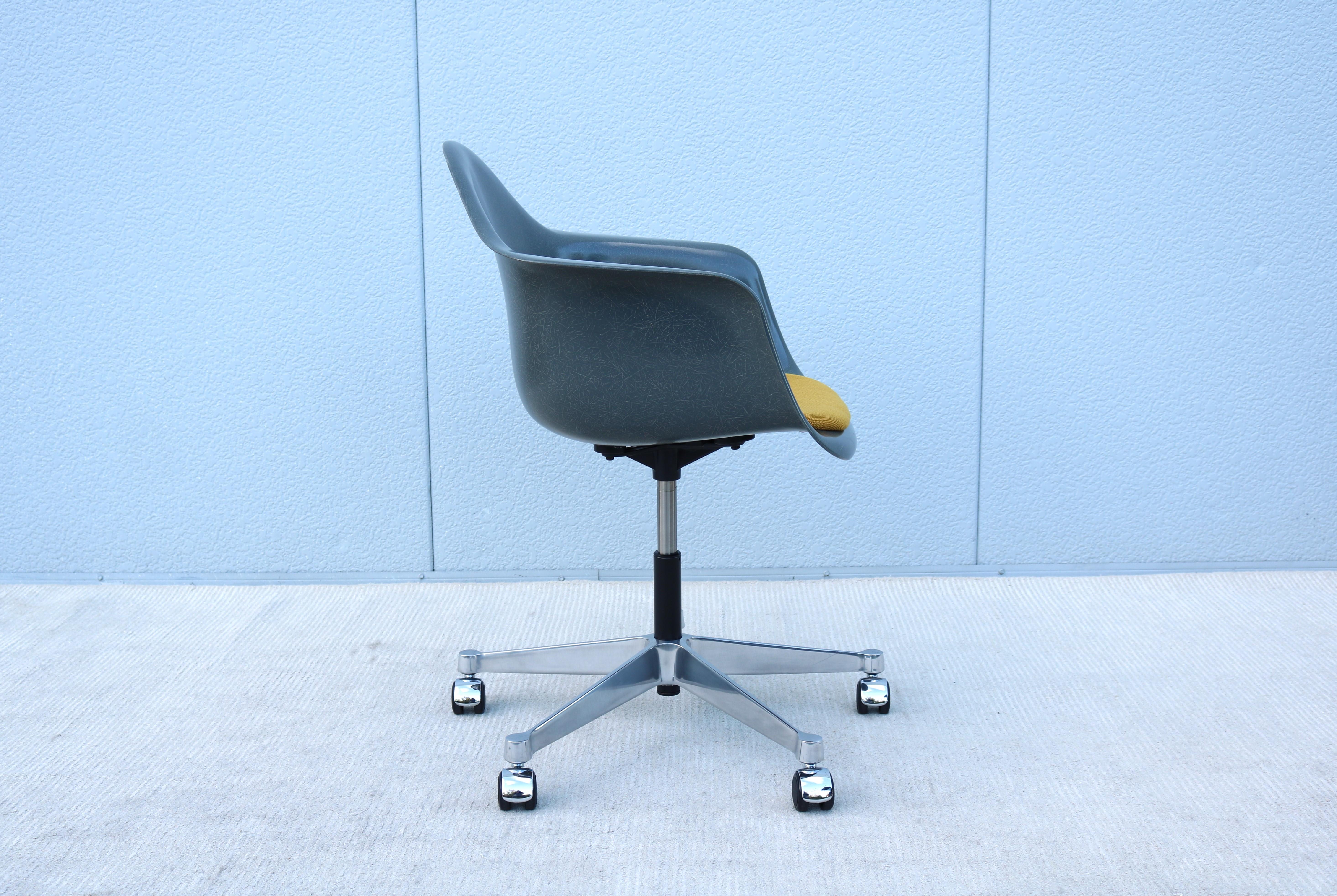 Mid-Century Modern Herman Miller Eames Molded Fiberglass Gray Desk Task Armchair 6