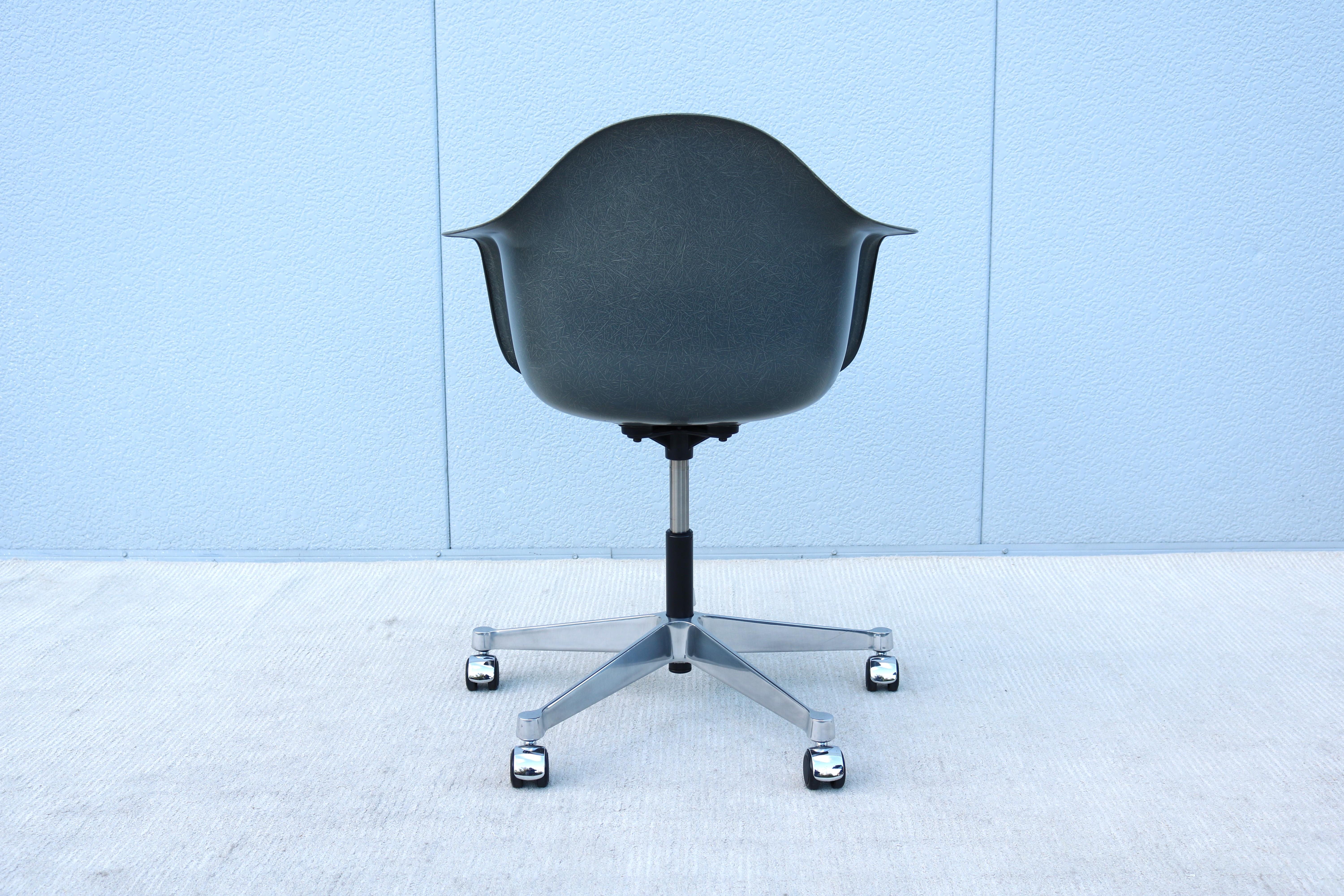 Mid-Century Modern Herman Miller Eames Molded Fiberglass Gray Desk Task Armchair 7