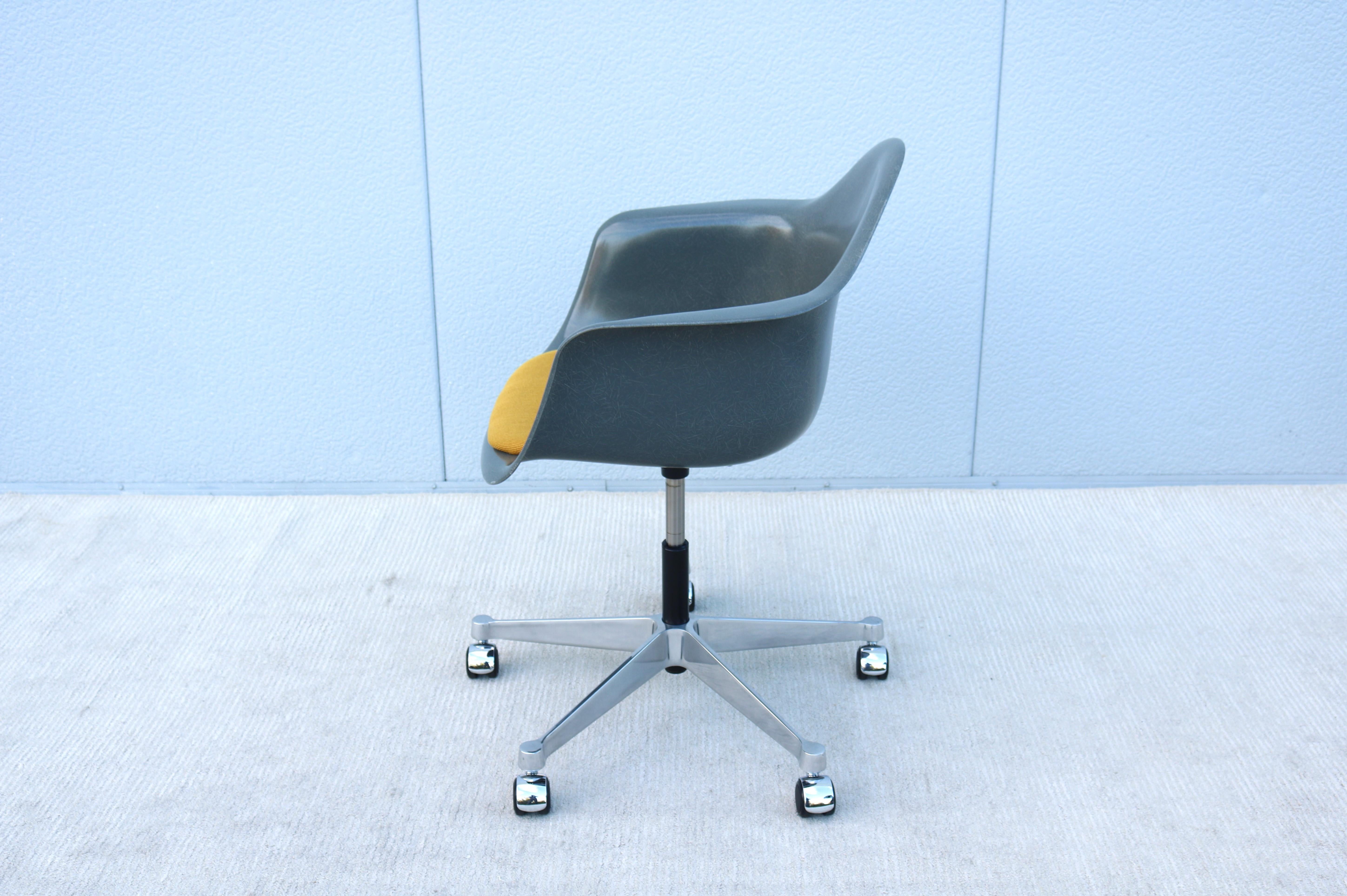 Mid-Century Modern Herman Miller Eames Molded Fiberglass Gray Desk Task Armchair 8