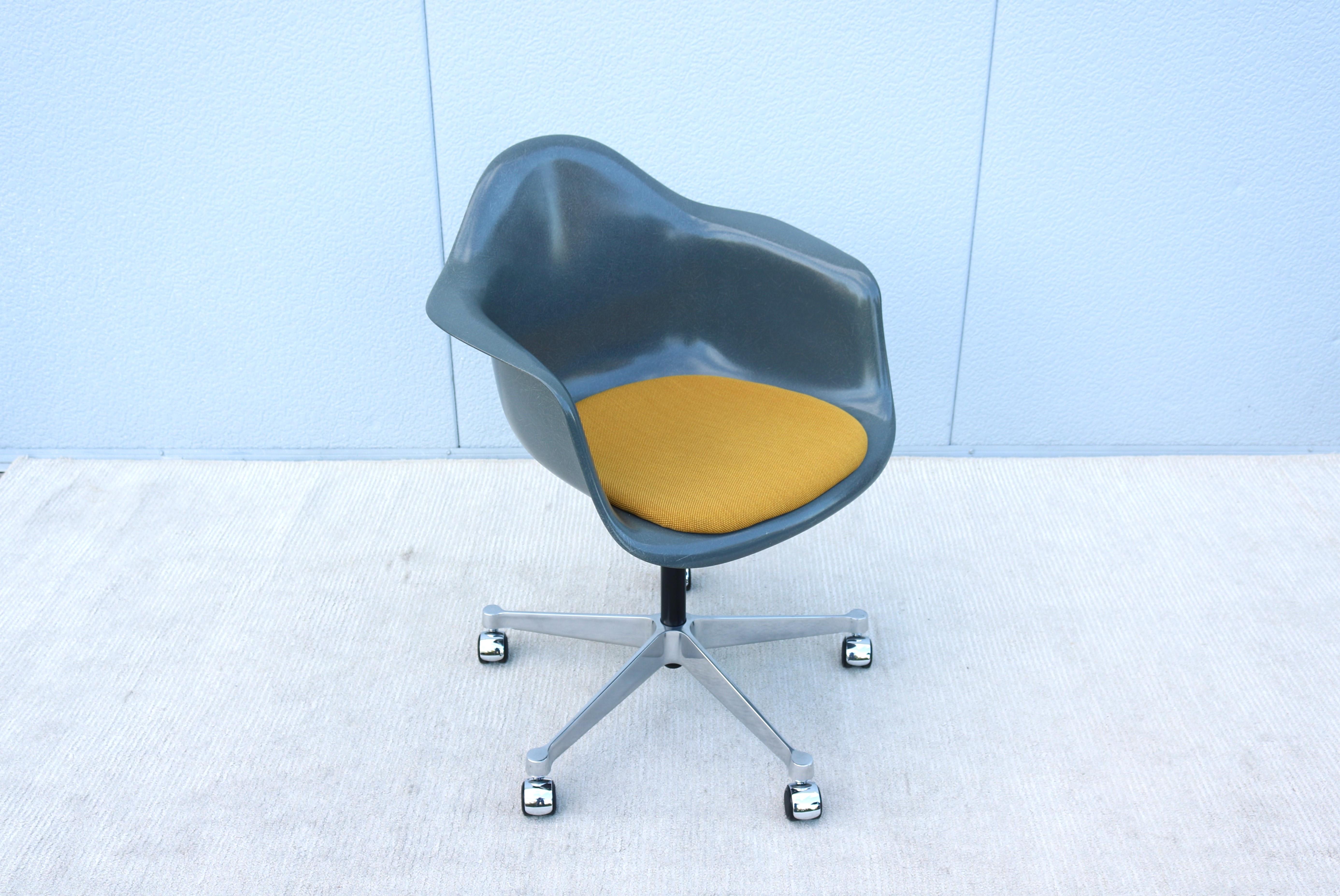 Stunning mid-century modern Eames molded fiberglass gray task armchair.
Arguably one of the 20th century's most beloved designs, the Eames shell chairs remain a sought after design classic nearly 55 years later.
A timeless design and contemporary