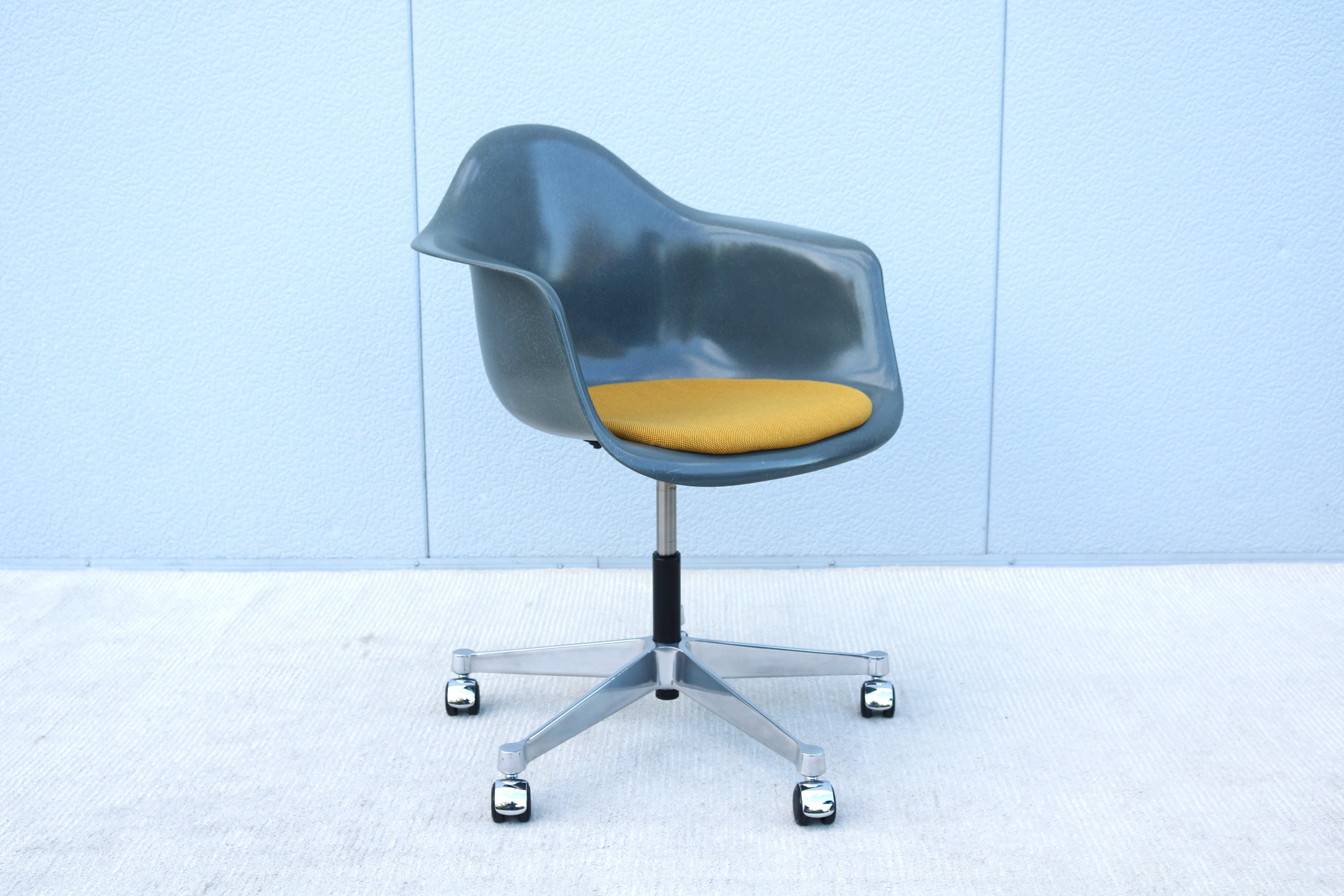 American Mid-Century Modern Herman Miller Eames Molded Fiberglass Gray Desk Task Armchair