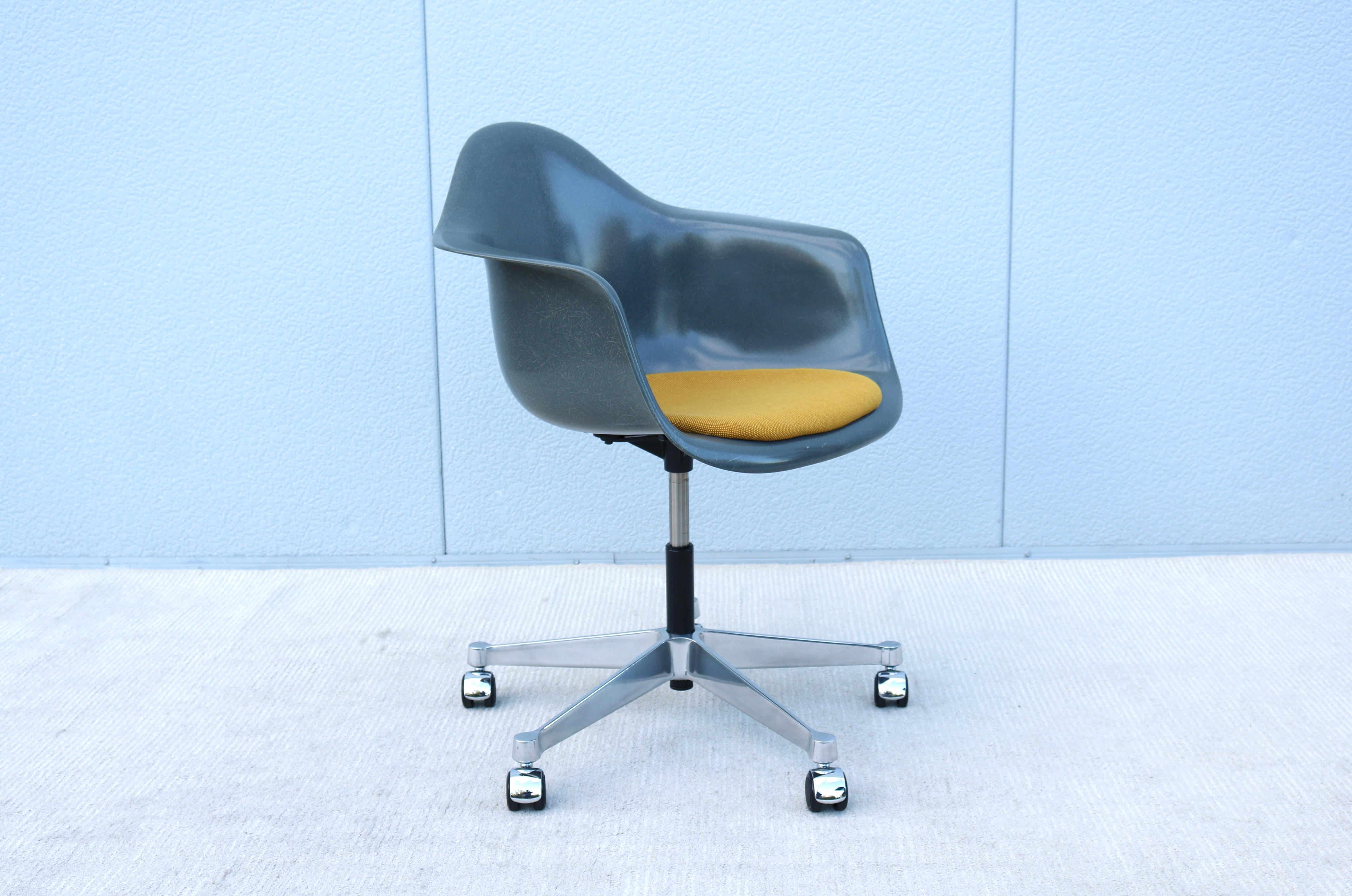 Mid-Century Modern Herman Miller Eames Molded Fiberglass Gray Desk Task Armchair In Excellent Condition In Secaucus, NJ