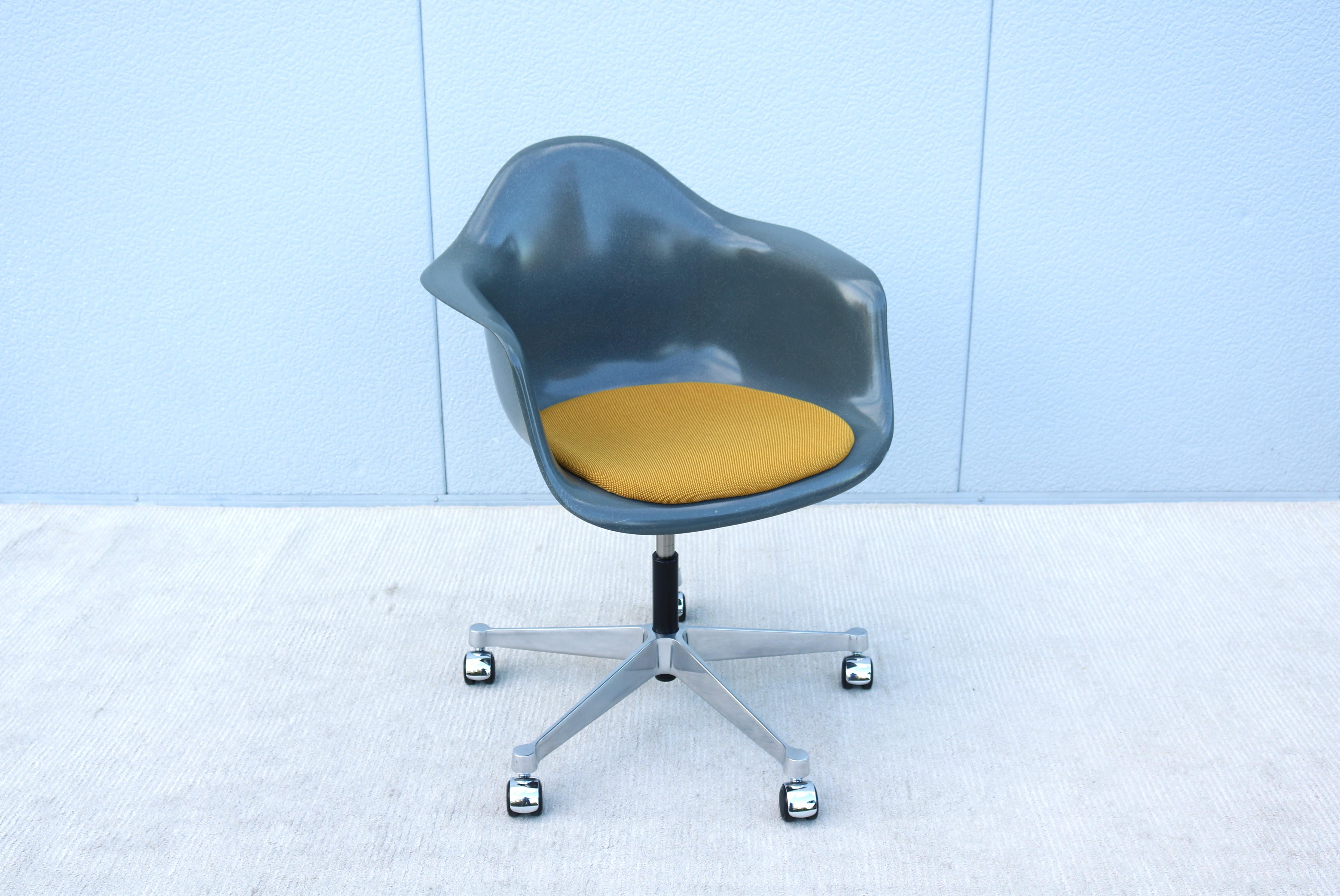 Contemporary Mid-Century Modern Herman Miller Eames Molded Fiberglass Gray Desk Task Armchair