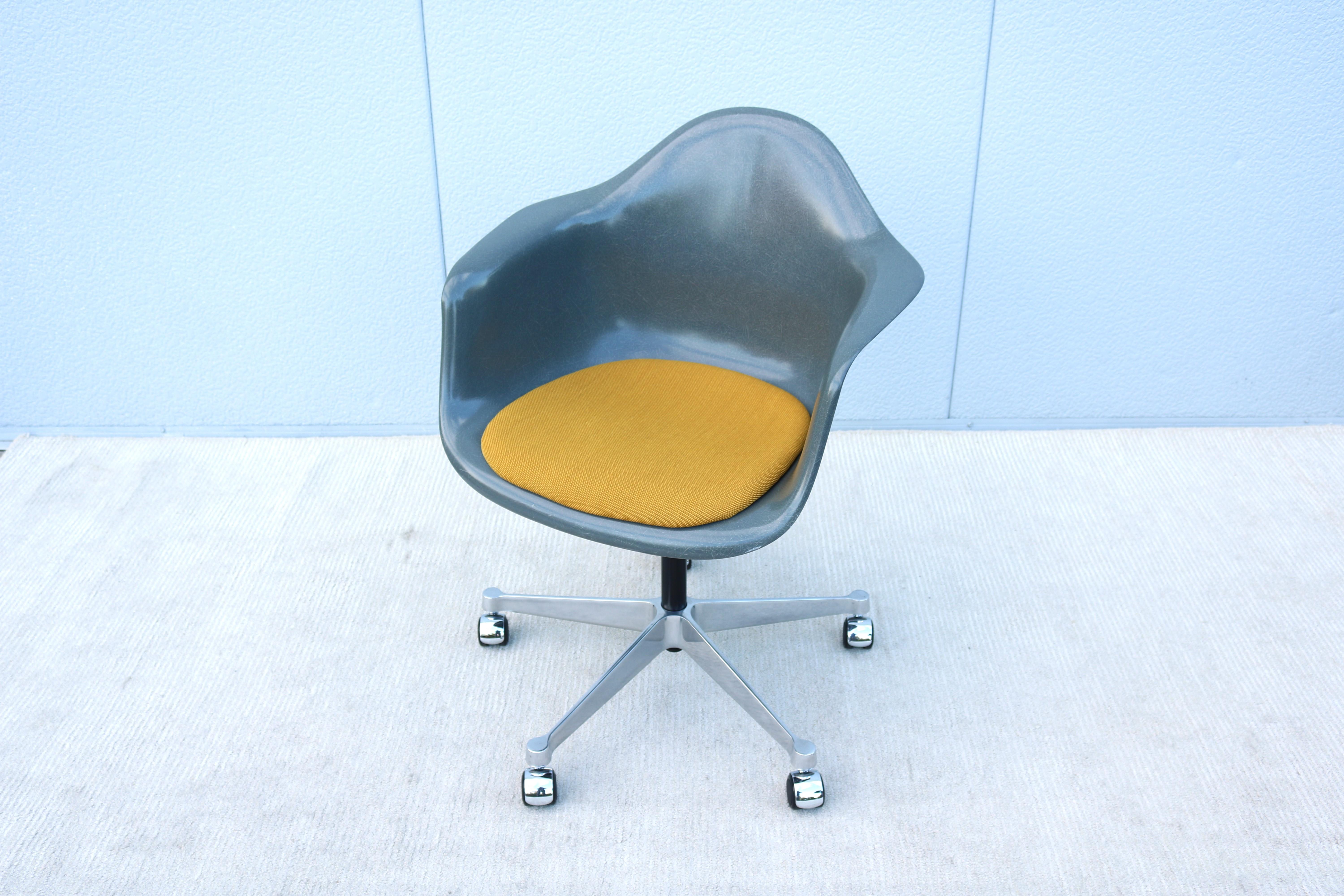 Aluminum Mid-Century Modern Herman Miller Eames Molded Fiberglass Gray Desk Task Armchair