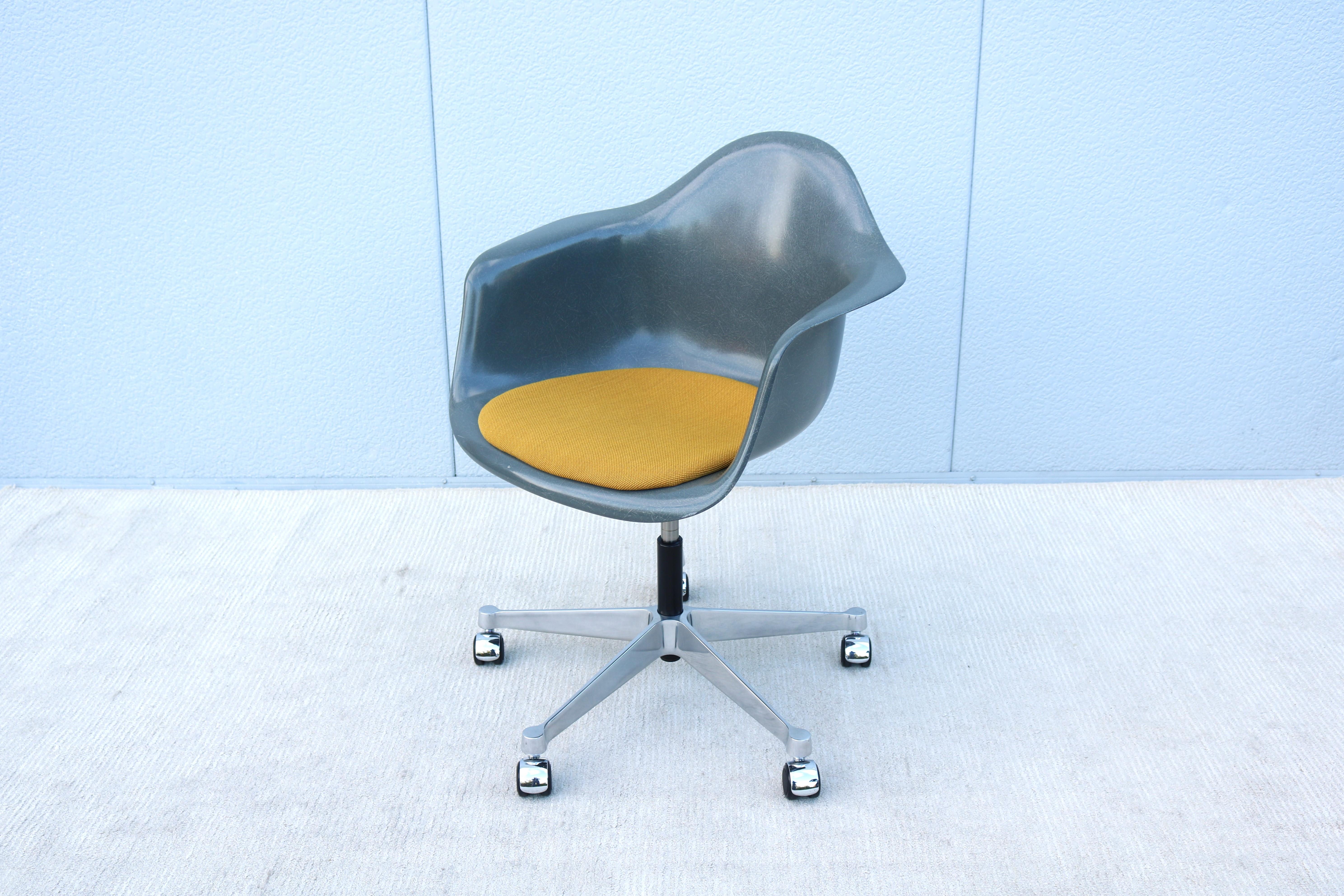 Mid-Century Modern Herman Miller Eames Molded Fiberglass Gray Desk Task Armchair 1