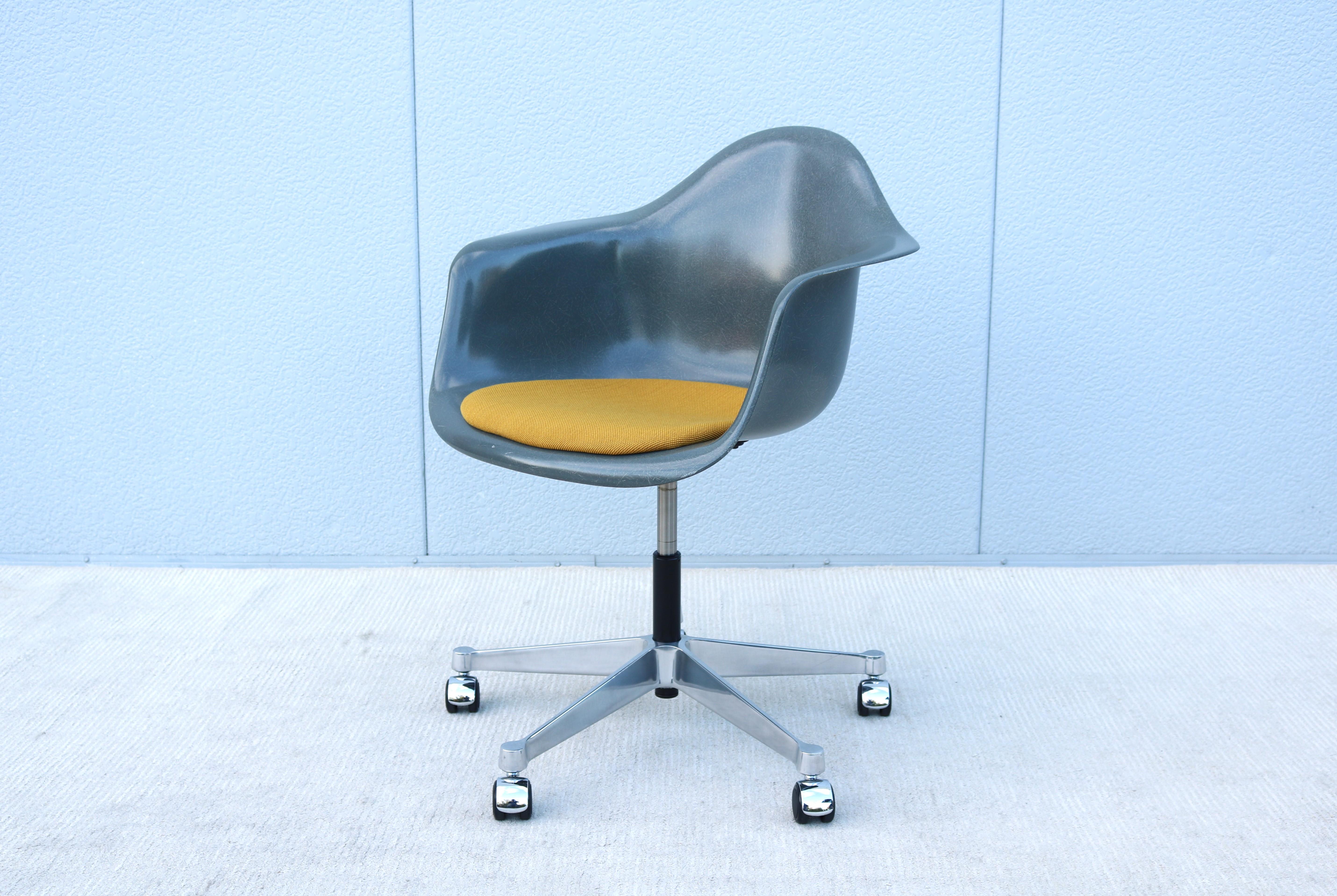 Mid-Century Modern Herman Miller Eames Molded Fiberglass Gray Desk Task Armchair 2