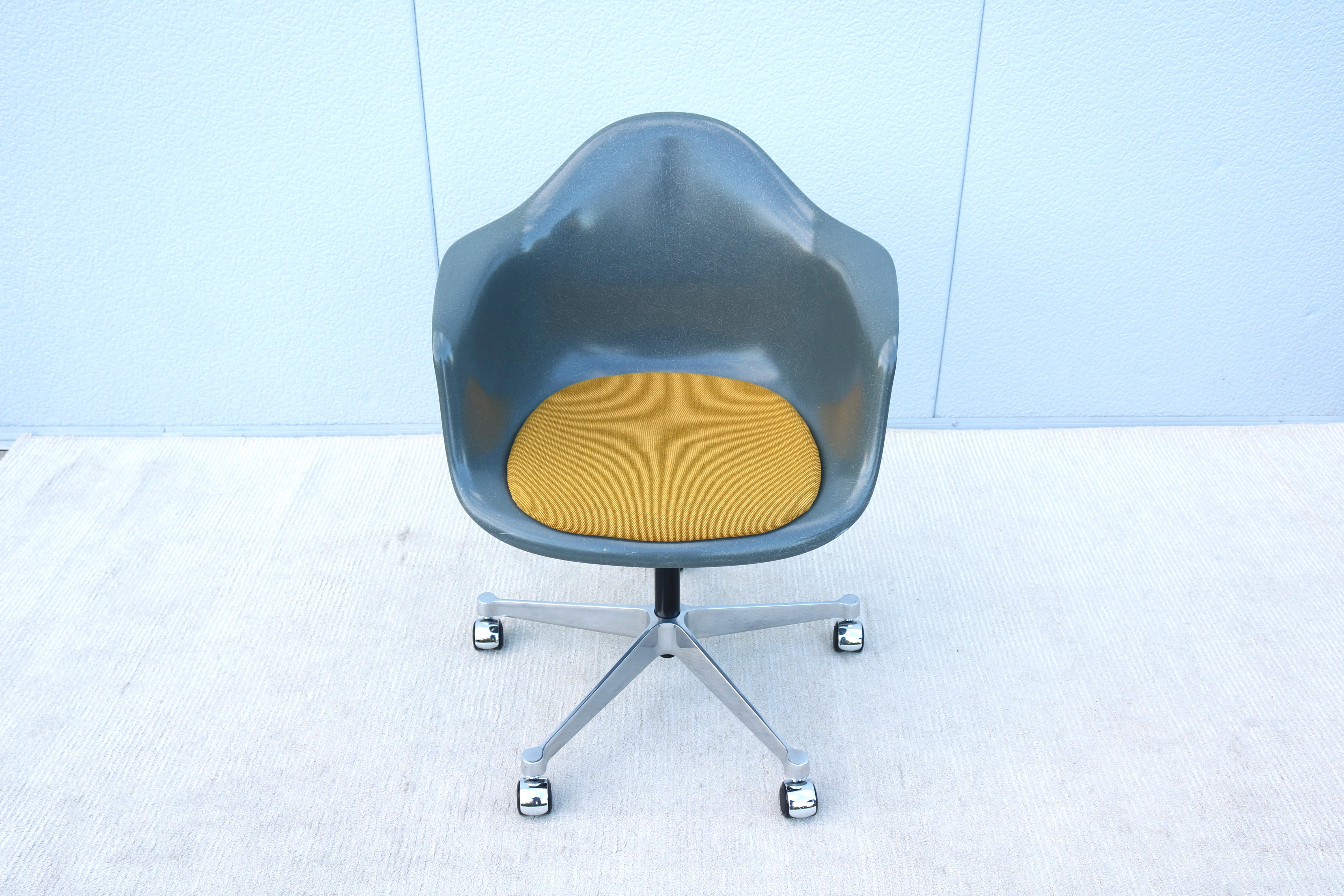 Mid-Century Modern Herman Miller Eames Molded Fiberglass Gray Desk Task Armchair 3