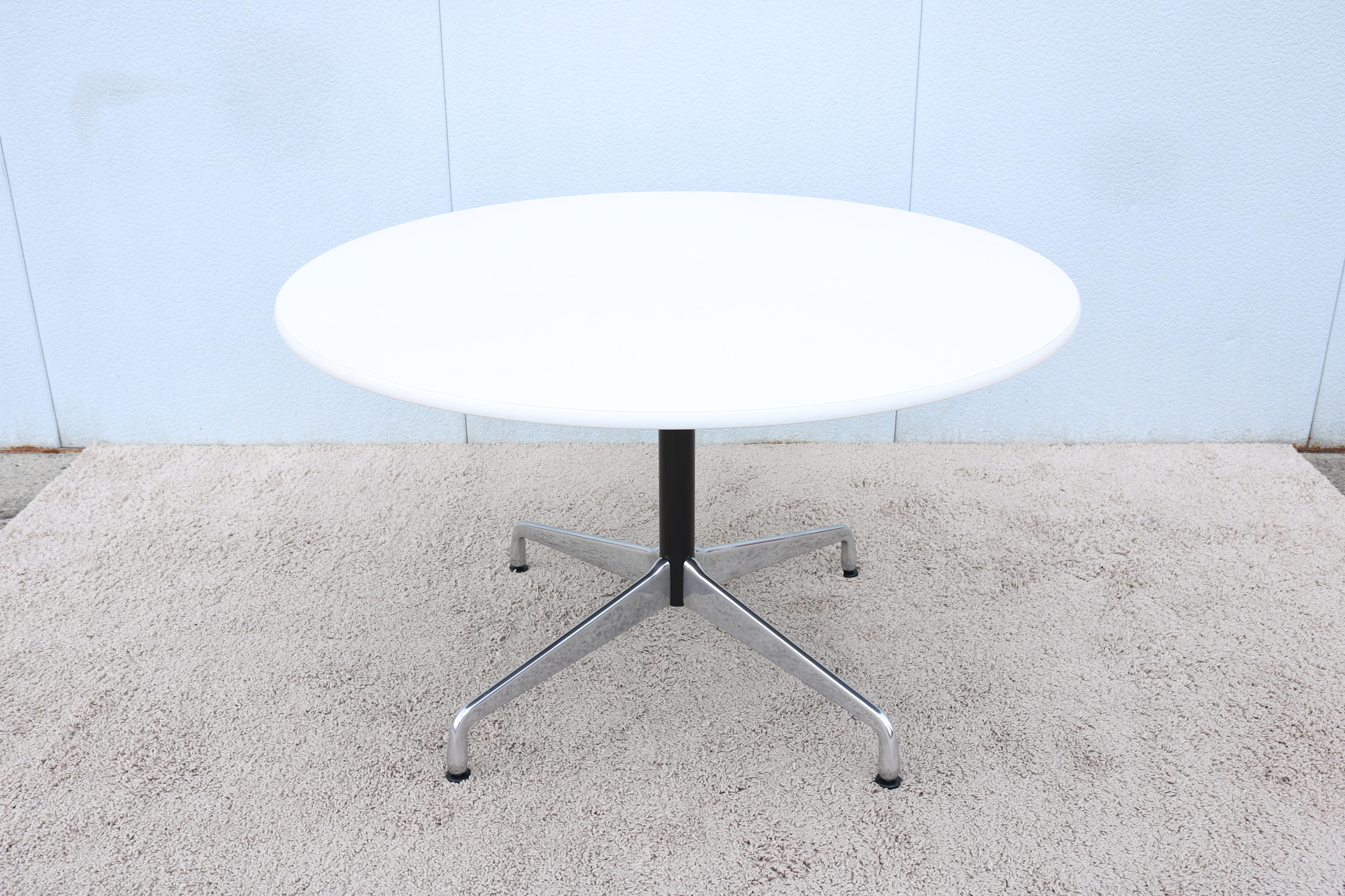 For over 40 years, the Eames table have brought refinement to places where people get together, and remain a popular choice for those who appreciate durability and performance, as well as simple beauty.
This fabulous Eames table have the strength