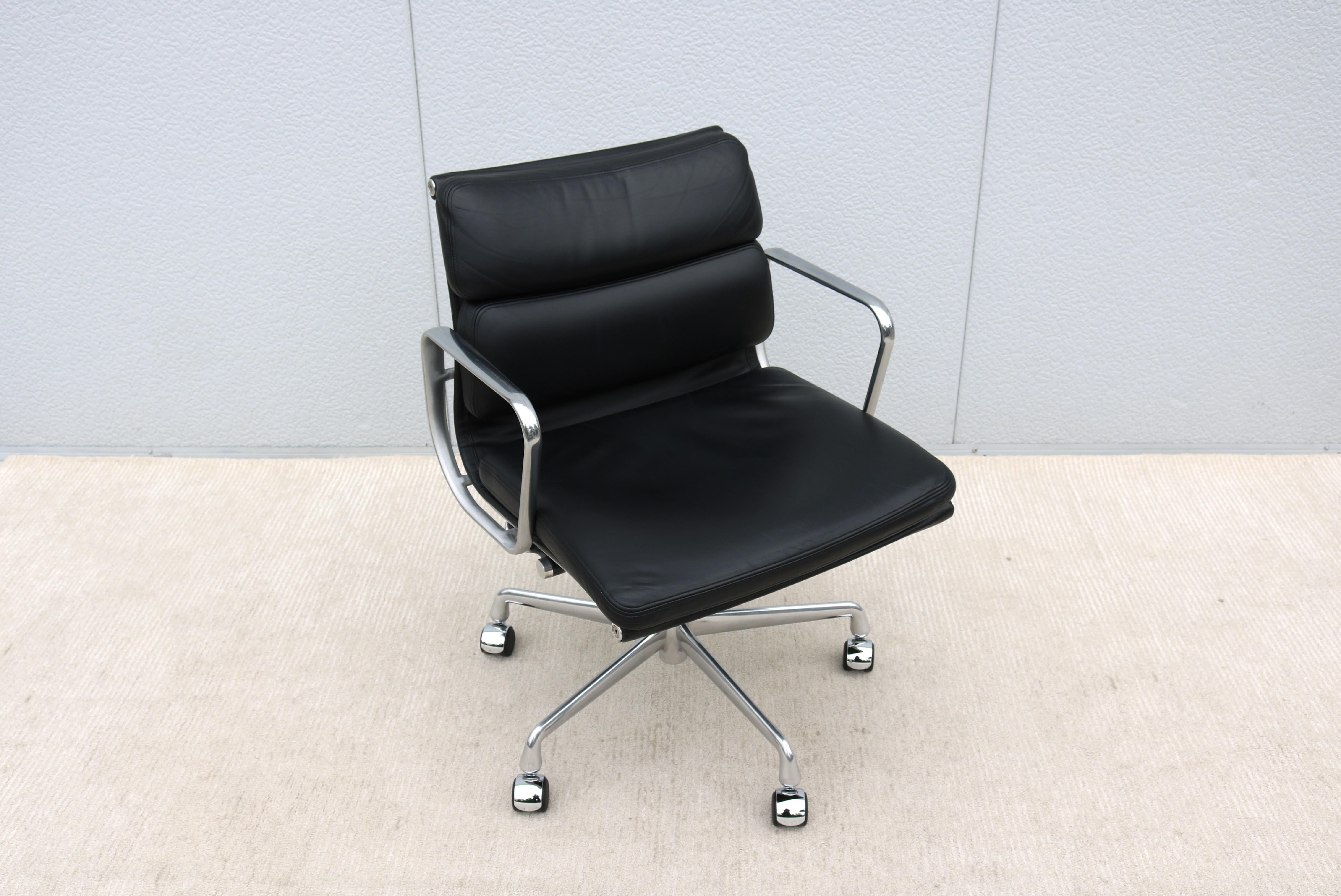 Stunning authentic mid-century modern Eames soft pad management chair.
A timeless design classic and contemporary with Innovative comfort features.
One of Herman Miller most popular chairs was designed in 1958 by Charles and Ray