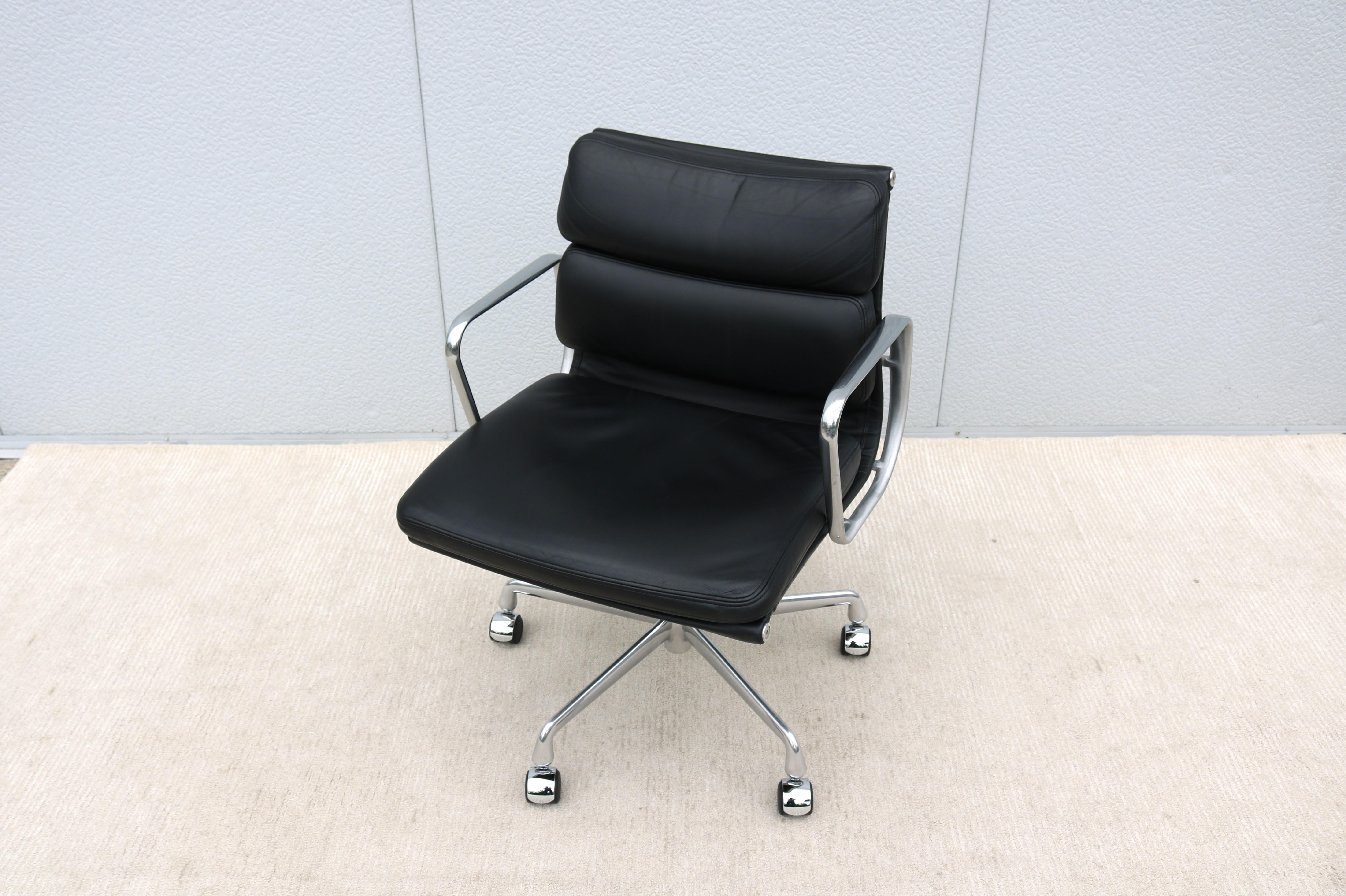 Mid-Century Modern Herman Miller Eames Soft Pad Black Leather Management Chair In Good Condition In Secaucus, NJ