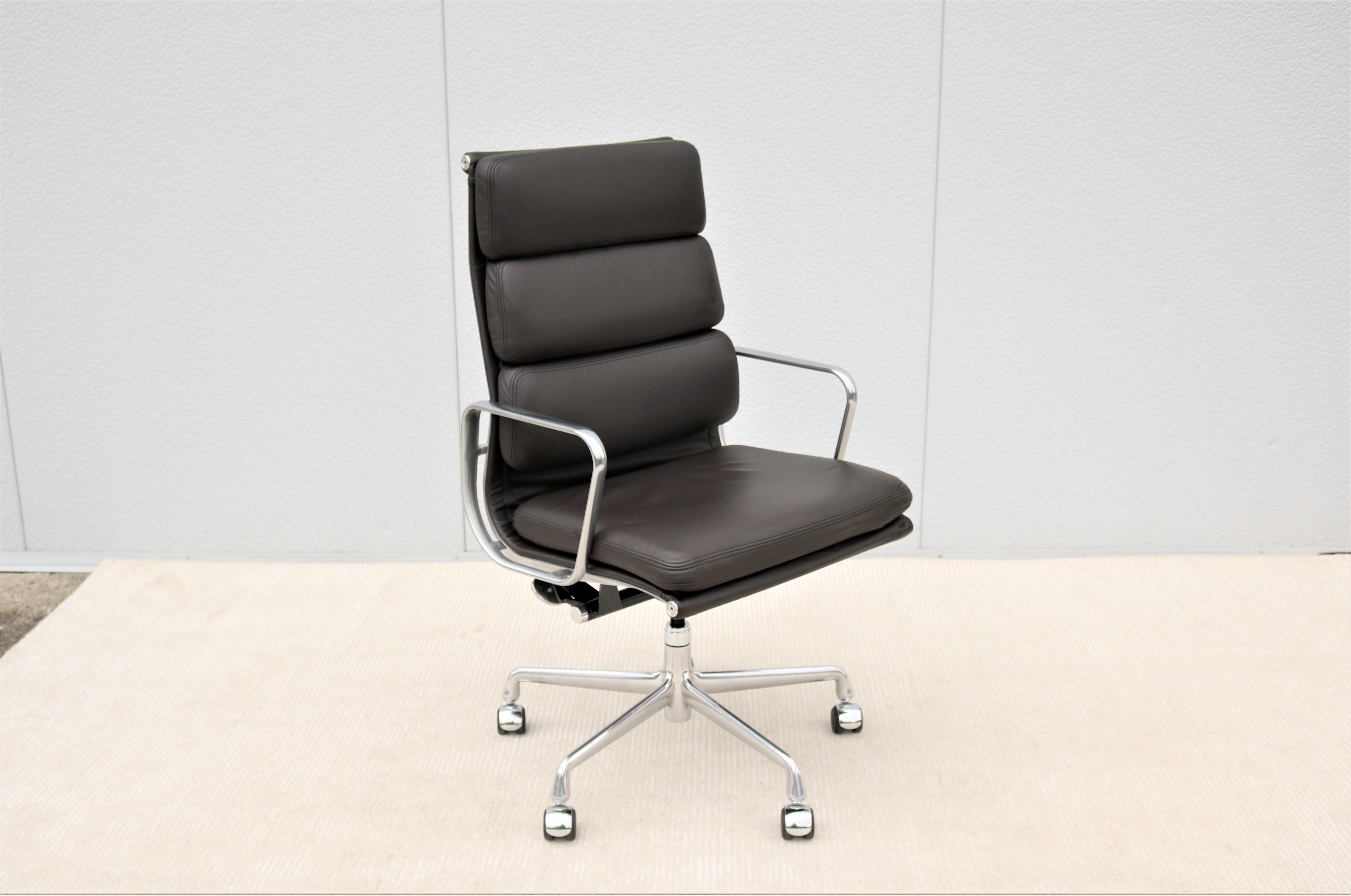 Stunning authentic Mid-Century Modern Eames soft pad high-back executive chair. 
A timeless design classic and contemporary with innovative comfort features.
One of Herman Miller most popular chairs was designed in 1958 by Charles and Ray