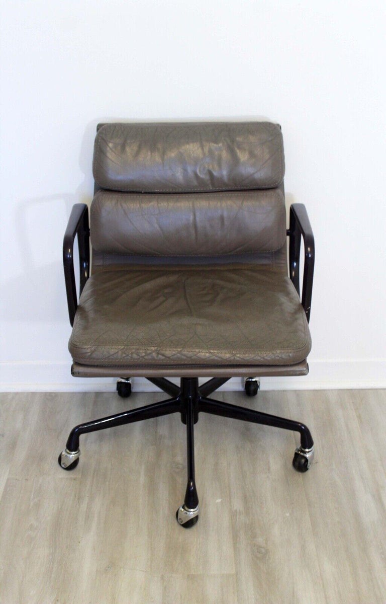 Mid-Century Modern Herman Miller Eames Soft Pad Leather Office Armchair 1988 For Sale 5