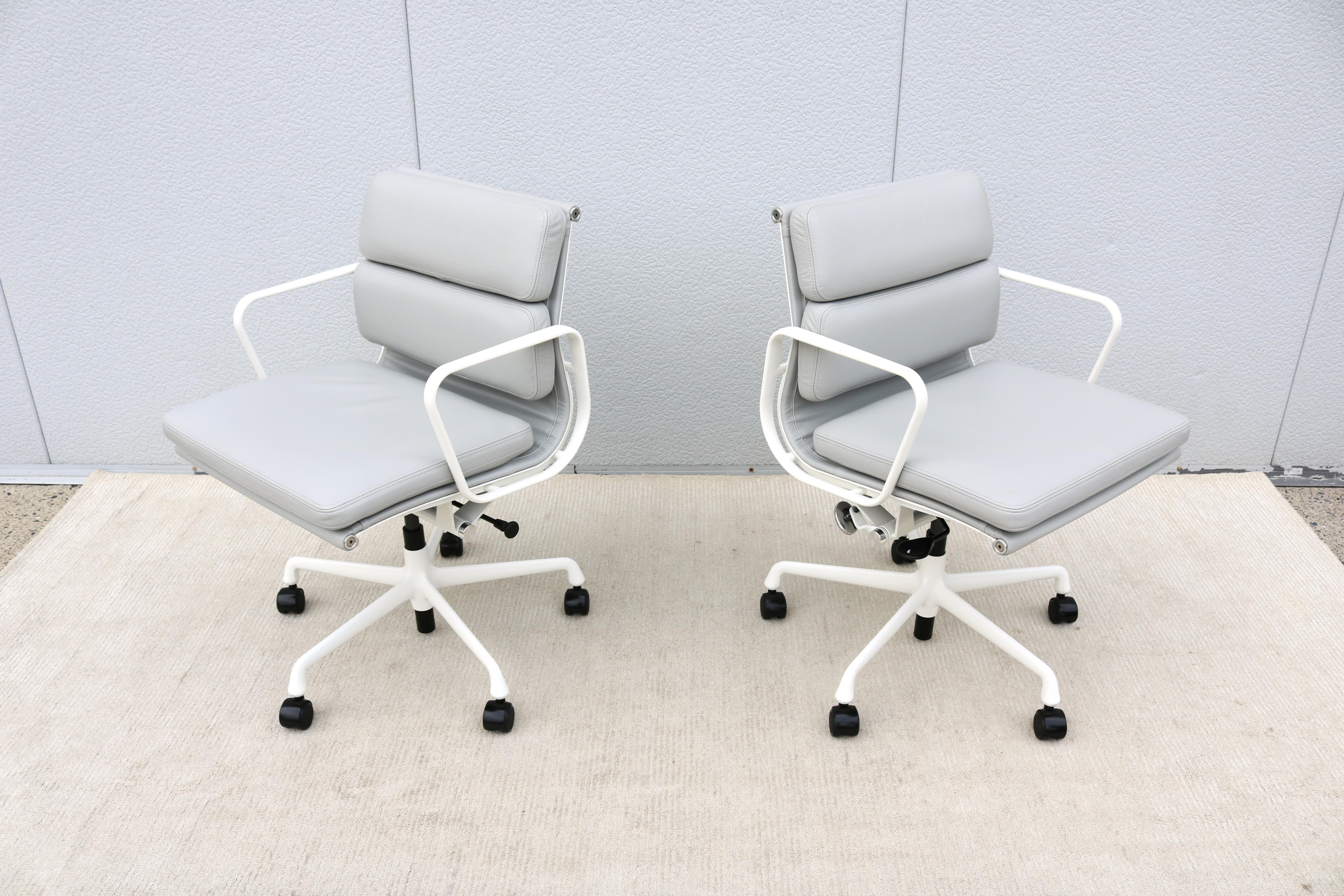 Moderner Herman Miller Eames Soft Pad Management Chair aus grauem Leder aus der Jahrhundertmitte im Angebot 2