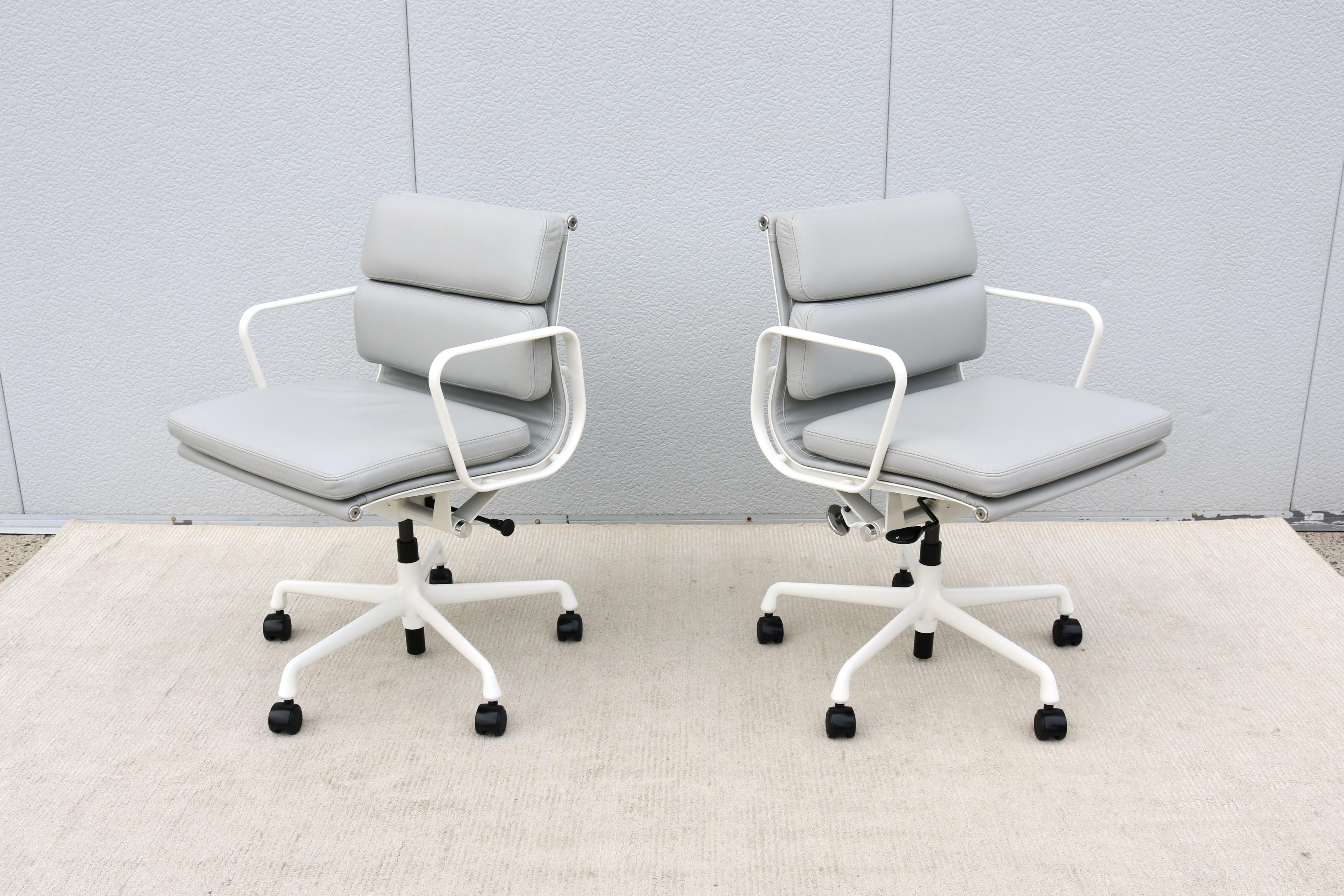 Moderner Herman Miller Eames Soft Pad Management Chair aus grauem Leder aus der Jahrhundertmitte im Angebot 3