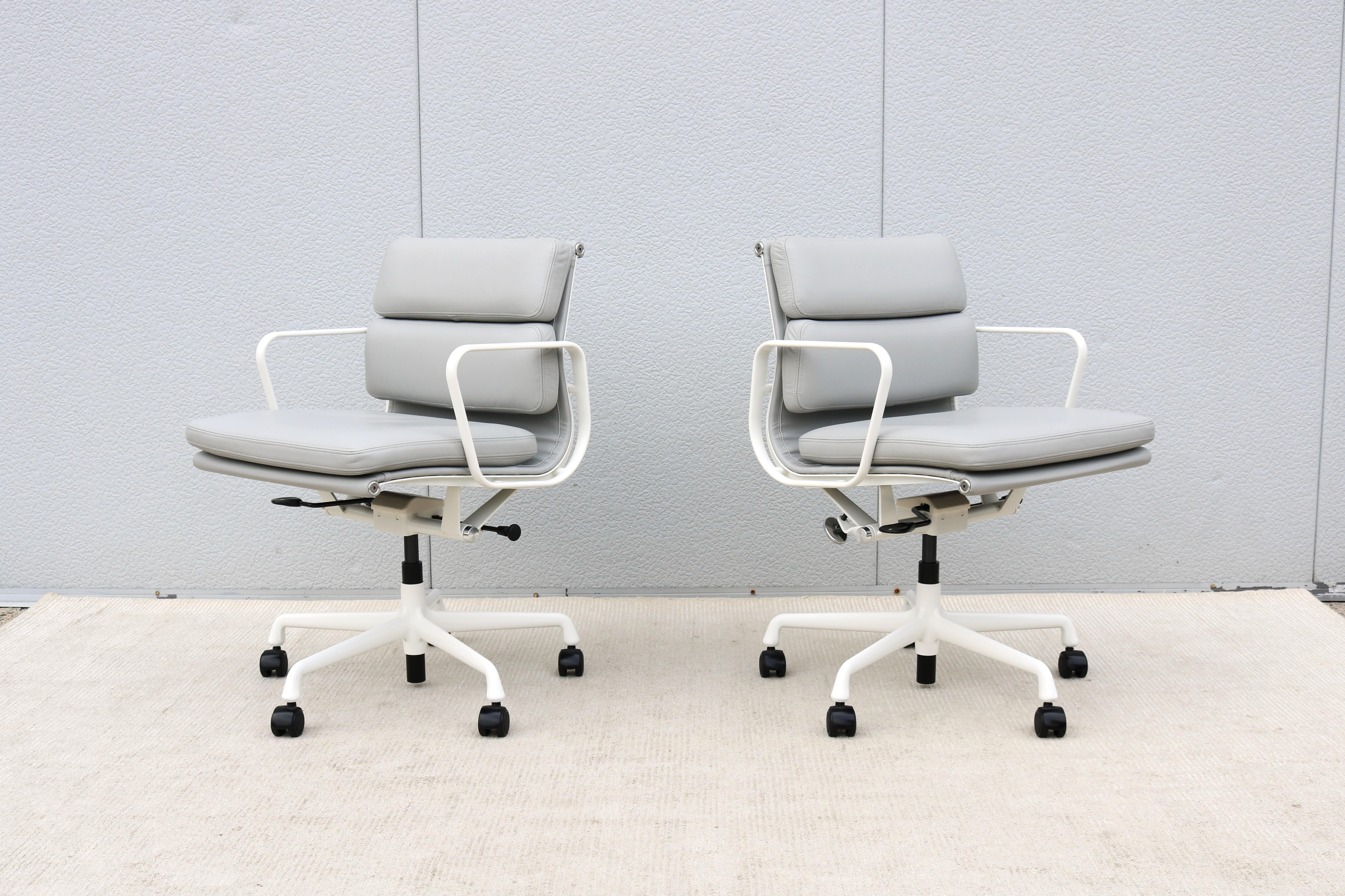 Moderner Herman Miller Eames Soft Pad Management Chair aus grauem Leder aus der Jahrhundertmitte im Angebot 4